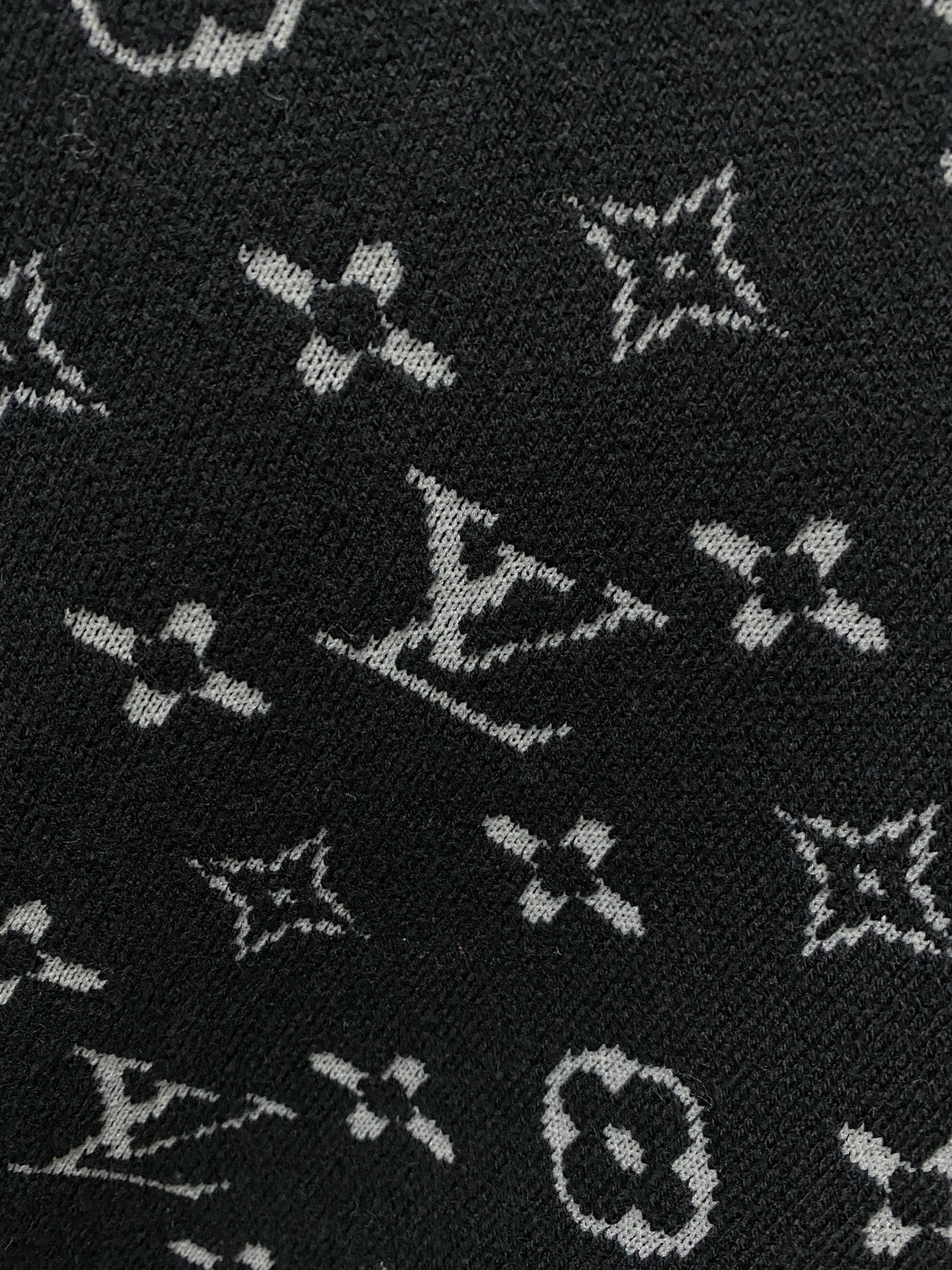 Louis Vuitton Wool Blend Crew Neck Sweater - Cozy & Stylish Knitwear 5 i1757338583971 8477 0 3