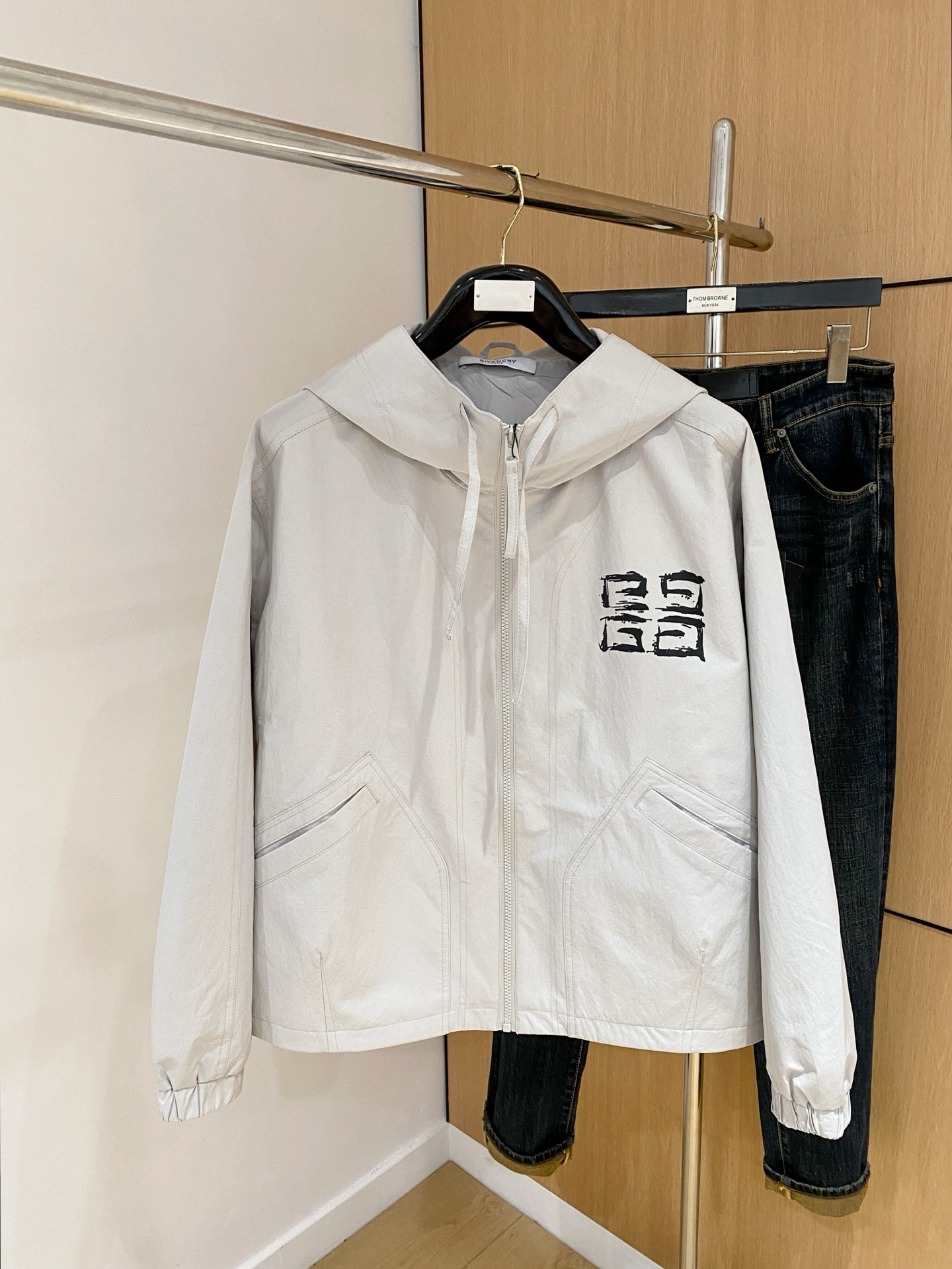 NO:530903,Givenchy 25ss early autumn [new product] windbreaker jacket jacket popular, autumn and winter counter new casual and fashionable jacket jacket!  Super avant-garde design style, delicate and comfortable, very light and not easy to wrinkle. Multiple craftsmanship The overall design is quite visual, the upper body is casual and stylish, with a certain degree of clarity, absolutely recommended to be at the most cutting-edge fashion temperament, a must-have for urban leisure. Number of codes M~3XL, given, jackets & coats, jackets & coats, alexander wang19860909纪梵希25ss早秋【新品】风衣夹克外套爆款 秋冬专柜新款休闲时尚夹克外套！超前卫设计风格 细腻舒适 穿着非常轻便不易起皱.多重重工艺 整体的设计颇具视觉感,上身休闲有型,有一定的挺括度,绝对走在时尚最尖端的气质感推荐,都市休闲必备.码数M~3XL,,givenchy,jackets & coats,jackets & coats,alexander wang,Men's clothing