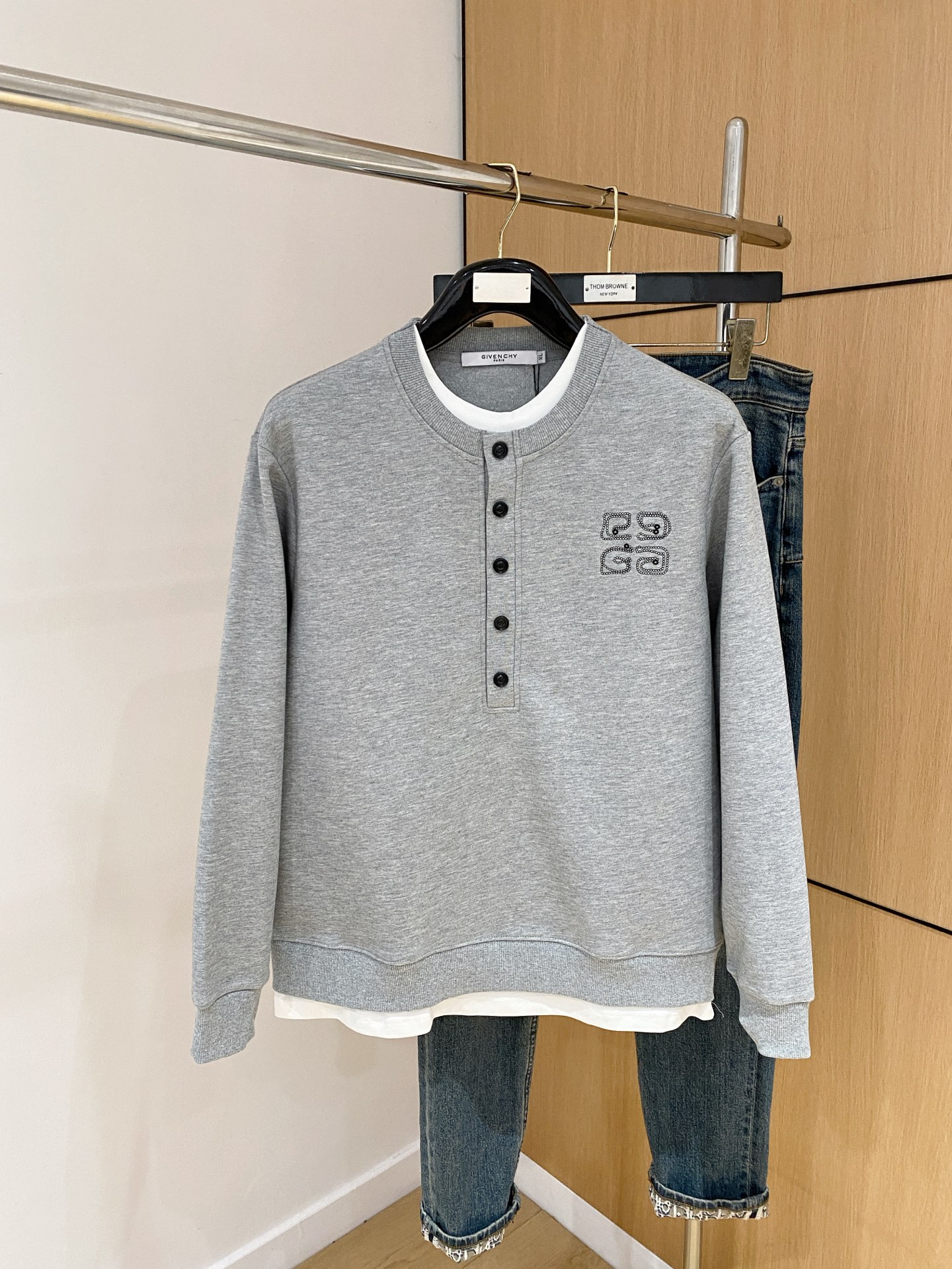 NO:537445,Givenchy 25SS [New Product] The latest and most top version of exquisite craft round neck sweatshirt, the top quality counter original single pullover, the top production process imported fabric, the counter quality heavy industry embroidery design, using imported high-end customized fabrics, and the imported silk thread feels first-class!  The same style as men and women are on sale on the official website!  Complete three standards, code number M-3XL, given hoodie, sweatshirts, alexander wang19860909纪梵希25SS【新品】最新最顶级版本精美工艺圆领卫衣,最顶级的品质专柜原单套头衫,顶级制作工艺进口面料,专柜品质重工刺绣设计,采用进口高端订制面料,进口丝线手感一流！男女同款官网在售！三标齐全 码数M-3XL,,givenchy,hoodie,sweatshirts,alexander wang,Men's clothing