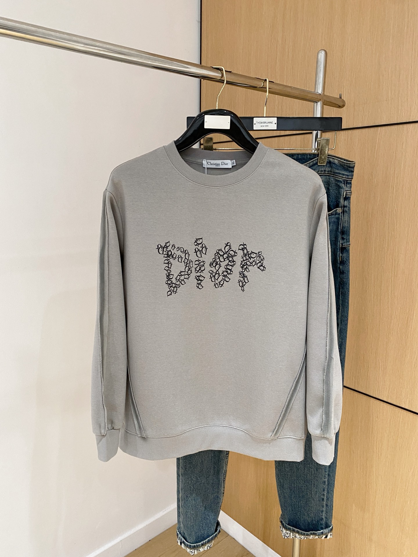 NO:537444,Dior 25SS [New Product] The latest and most top version of exquisite craft round neck sweatshirt, the top quality counter original single pullover, the top production process imported fabric, the counter quality heavy industry embroidery design, using imported high-end customized fabrics, and the imported silk thread feels first-class!  The same style as men and women are on sale on the official website!  Complete three standards, code number M-3XL, dior, hoodie, sweatshirts, alexander wang19860909迪奥25SS【新品】最新最顶级版本精美工艺圆领卫衣,最顶级的品质专柜原单套头衫,顶级制作工艺进口面料,专柜品质重工刺绣设计,采用进口高端订制面料,进口丝线手感一流！男女同款官网在售！三标齐全 码数M-3XL,,dior,hoodie,sweatshirts,alexander wang,Men's clothing