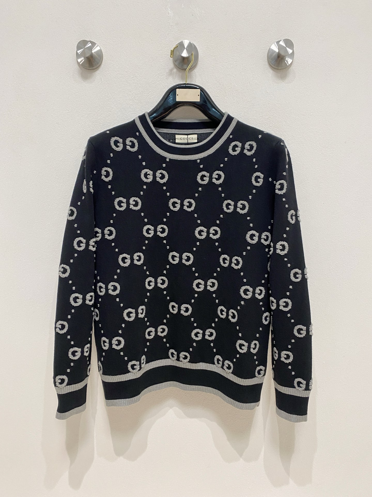 NO:573613,Gucci 2025 new wool blended round neck long sleeve sweater cardigan bottoming sweater, high-end version!  Custom-made fabrics at the counter are highly breathable and comfortable, with impeccable details and brand element design concepts, reflecting high quality. It feels delicate and soft!  It presents a casual cut and the upper body shape is awesome!  Size M-3XL,,gucci,sweaters,alexander wang19860909古驰 2025新款 羊毛混纺 圆领 长袖 毛衣 羊毛衫 打底衫,高端版本！专柜定制面料 透气舒适度高,细节无可挑剔,品牌元素设计理念,体现高品质.手感细腻柔软！呈现休闲裁剪,上身版型超赞！码数M-3XL,,gucci,sweaters,alexander wang,Men's clothing