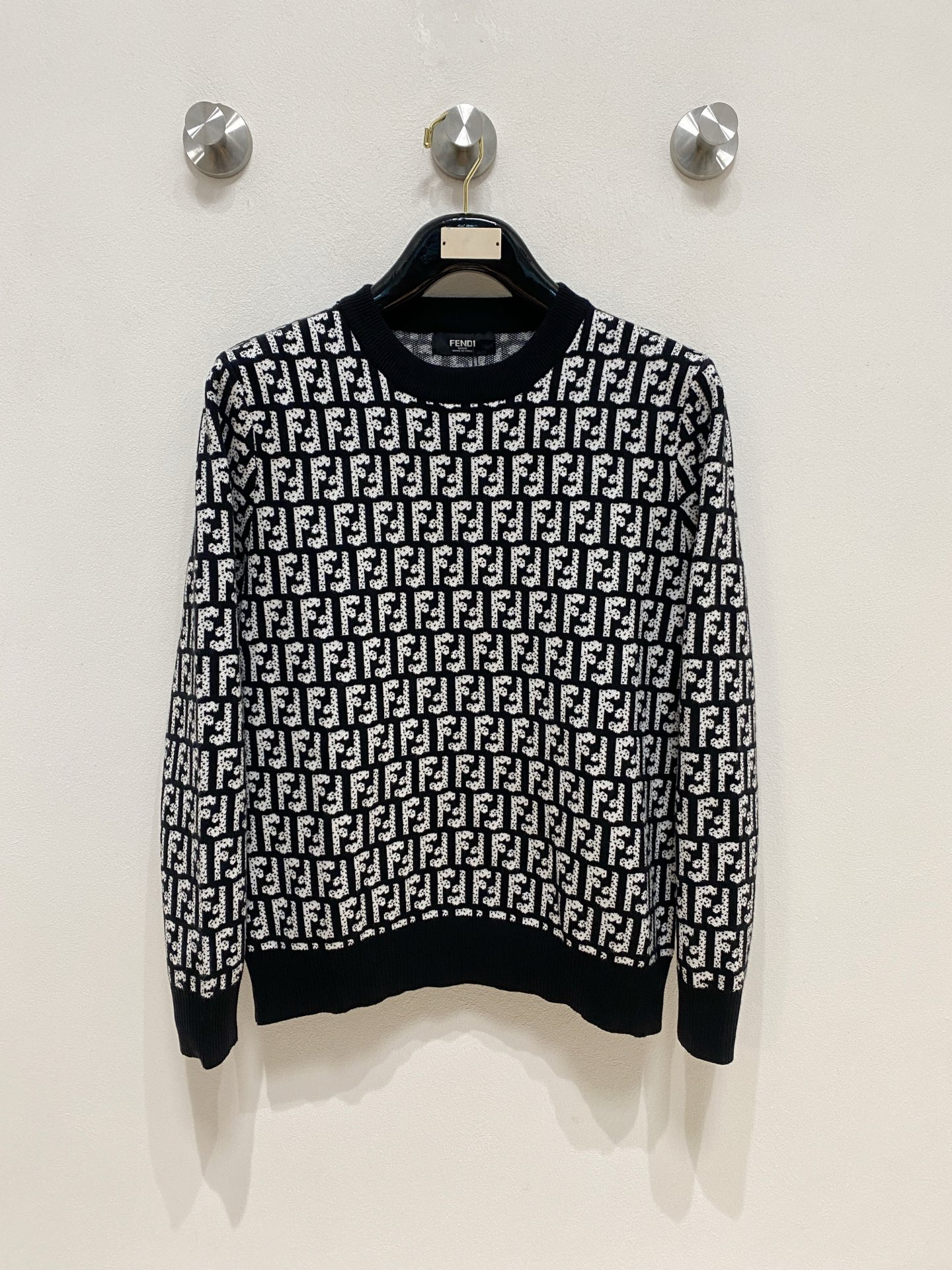 NO:573611,Fendi 2025 new wool blended round neck long-sleeved sweater cardigan bottoming sweater, high-end version!  Custom-made fabrics at the counter are highly breathable and comfortable, with impeccable details and brand element design concepts, reflecting high quality. It feels delicate and soft!  It presents a casual cut and the upper body shape is awesome!  Size M-3XL,,fendi,sweaters,alexander wang19860909芬迪 2025新款 羊毛混纺 圆领 长袖 毛衣 羊毛衫 打底衫,高端版本！专柜定制面料 透气舒适度高,细节无可挑剔,品牌元素设计理念,体现高品质.手感细腻柔软！呈现休闲裁剪,上身版型超赞！码数M-3XL,,fendi,sweaters,alexander wang,Men's clothing