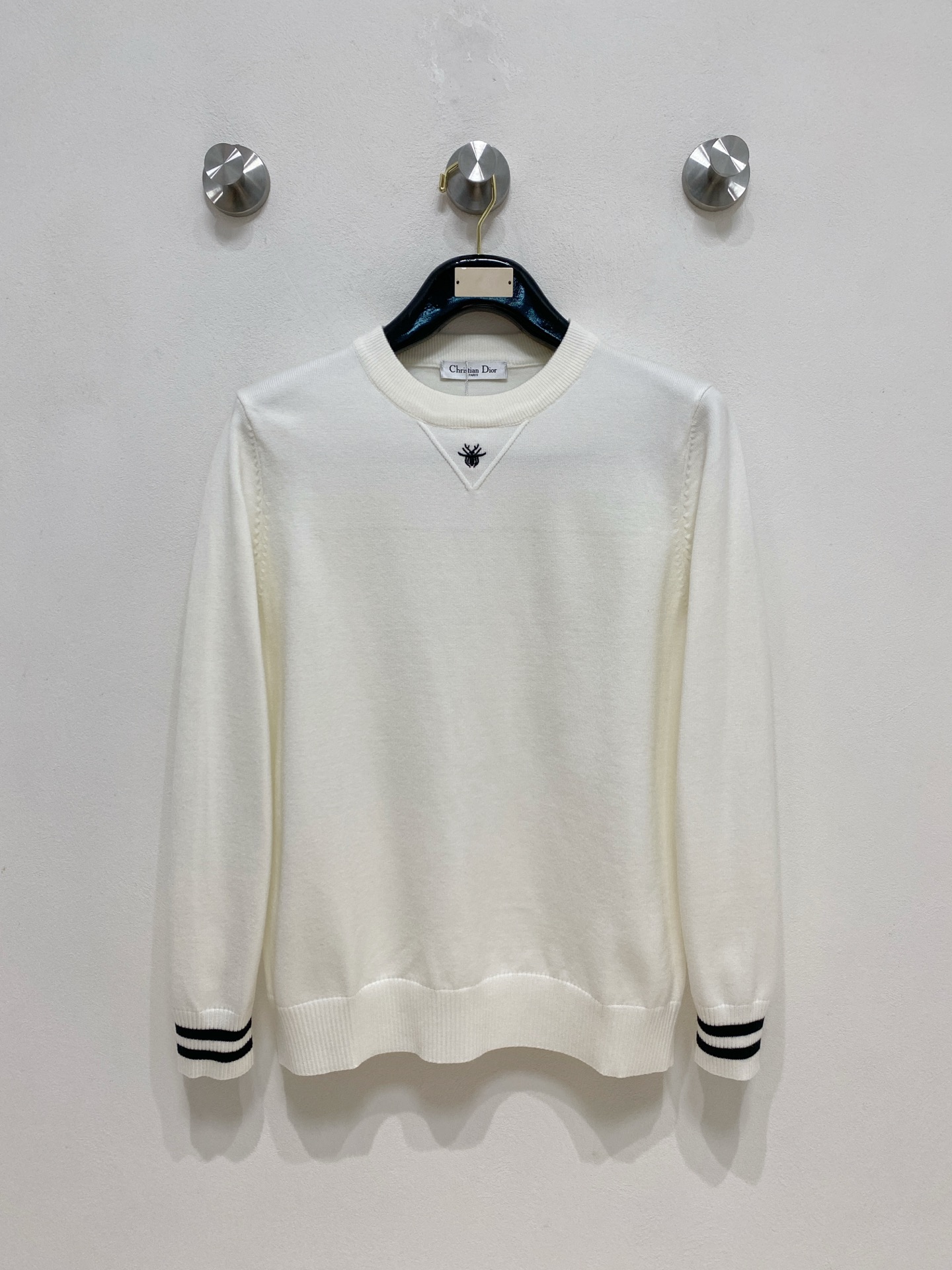 NO:573589,Mouth 2025 new wool blended round neck long sleeve sweater cardigan bottoming sweater, high-end version!  Custom-made fabrics at the counter are highly breathable and comfortable, with impeccable details and brand element design concepts, reflecting high quality. It feels delicate and soft!  It presents a casual cut and the upper body shape is awesome!  Size M-3XL,,Moncler,sweaters,alexander wang19860909蒙口 2025新款 羊毛混纺 圆领 长袖 毛衣 羊毛衫 打底衫,高端版本！专柜定制面料 透气舒适度高,细节无可挑剔,品牌元素设计理念,体现高品质.手感细腻柔软！呈现休闲裁剪,上身版型超赞！码数M-3XL,,Moncler,sweaters,alexander wang,Men's clothing