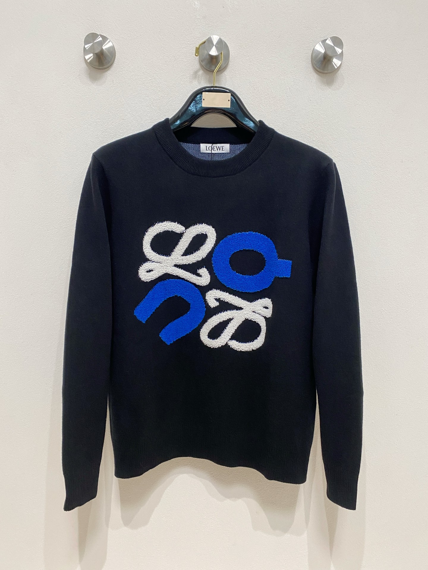 NO:573605,Loewe 2025 new wool blended round neck long-sleeved sweater cardigan bottoming sweater, high-end version!  Custom-made fabrics at the counter are highly breathable and comfortable, with impeccable details and brand element design concepts, reflecting high quality. It feels delicate and soft!  It presents a casual cut and the upper body shape is awesome!  Size M-3XL,,loewe,sweaters,alexander wang19860909罗意威 2025新款 羊毛混纺 圆领 长袖 毛衣 羊毛衫 打底衫,高端版本！专柜定制面料 透气舒适度高,细节无可挑剔,品牌元素设计理念,体现高品质.手感细腻柔软！呈现休闲裁剪,上身版型超赞！码数M-3XL,,loewe,sweaters,alexander wang,Men's clothing