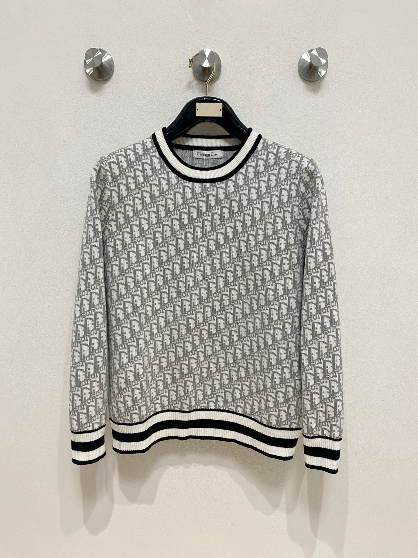 NO:573607,Dior 2025 new wool blended round neck long sleeve sweater cardigan bottoming sweater, high-end version!  Custom-made fabrics at the counter are highly breathable and comfortable, with impeccable details and brand element design concepts, reflecting high quality. It feels delicate and soft!  It presents a casual cut and the upper body shape is awesome!  Size M-3XL,,dior,sweaters,alexander wang19860909迪奥 2025新款 羊毛混纺 圆领 长袖 毛衣 羊毛衫 打底衫,高端版本！专柜定制面料 透气舒适度高,细节无可挑剔,品牌元素设计理念,体现高品质.手感细腻柔软！呈现休闲裁剪,上身版型超赞！码数M-3XL,,dior,sweaters,alexander wang,Men's clothing