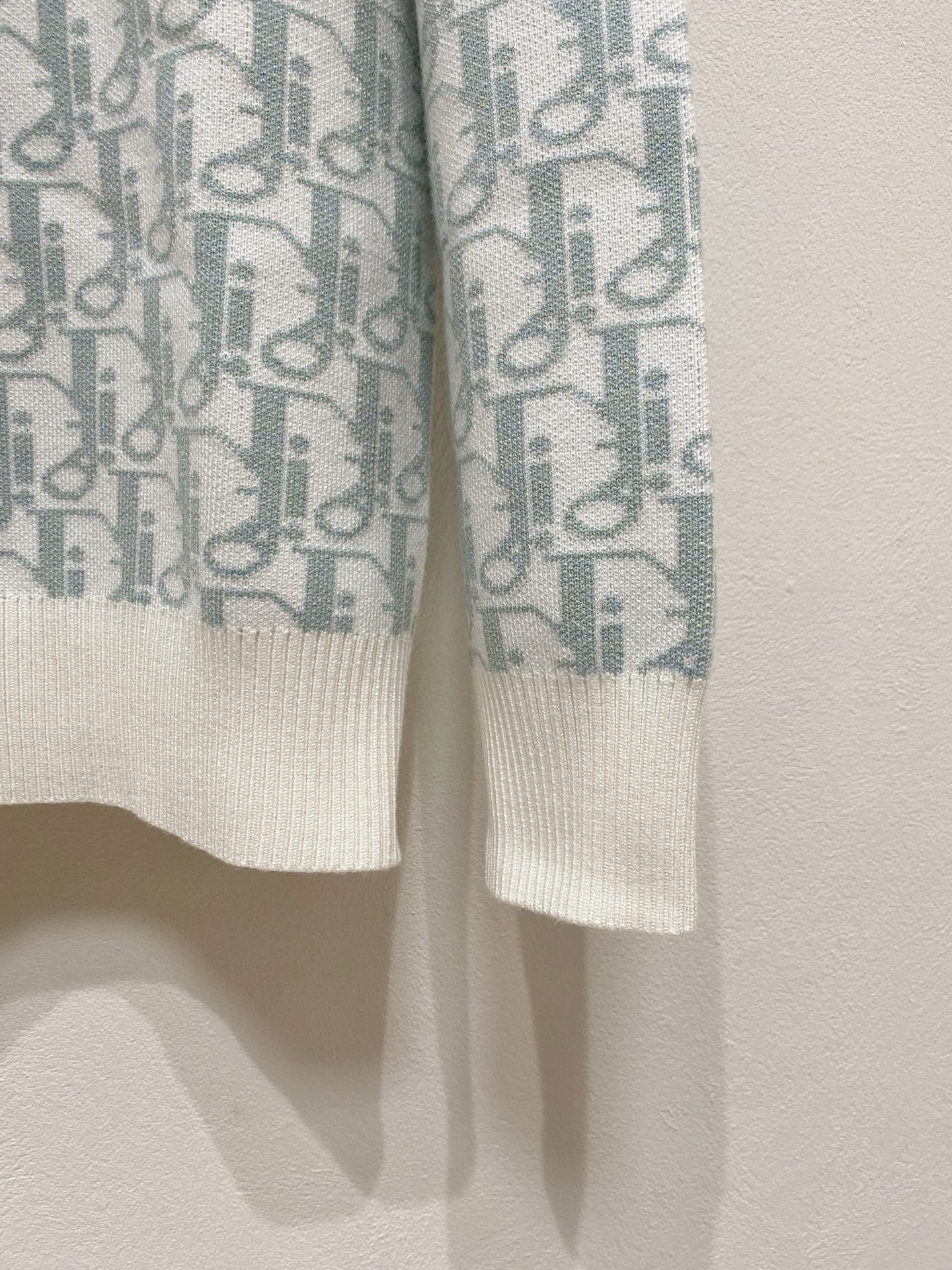 🌾 迪奥 2025新款 羊毛混纺 圆领 长袖 毛衣 羊毛衫 打底衫，高端版本！专柜定制面料 透气舒适度高