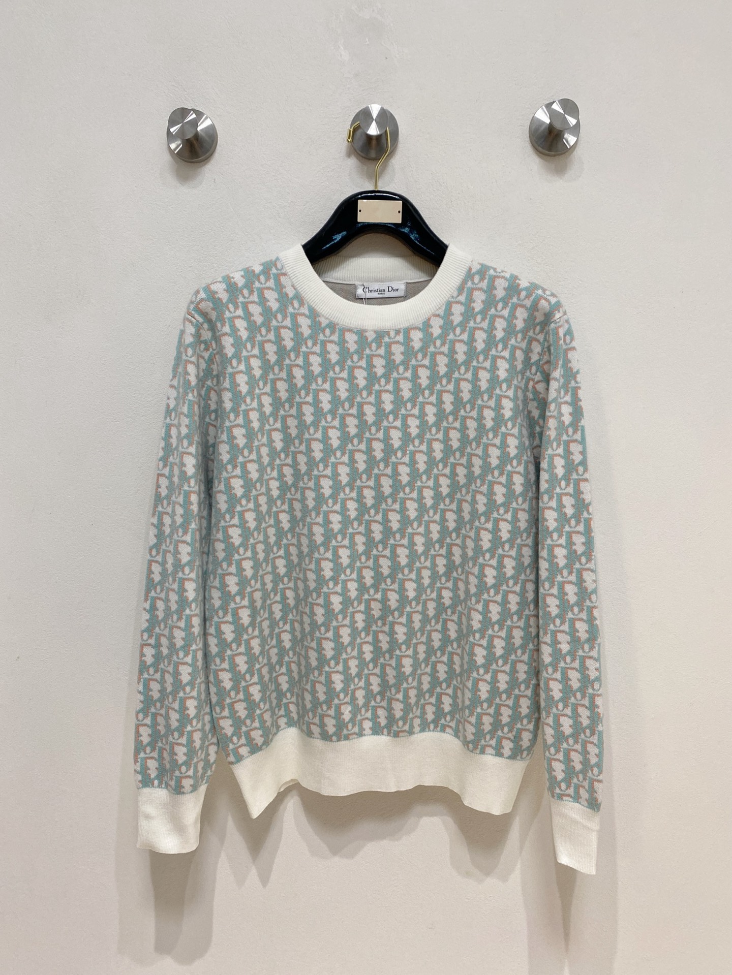 NO:573586,Dior 2025 new wool blended round neck long sleeve sweater cardigan bottoming sweater, high-end version!  Custom-made fabrics at the counter are highly breathable and comfortable, with impeccable details and brand element design concepts, reflecting high quality. It feels delicate and soft!  It presents a casual cut and the upper body shape is awesome!  Size M-3XL,,dior,sweaters,alexander wang19860909迪奥 2025新款 羊毛混纺 圆领 长袖 毛衣 羊毛衫 打底衫,高端版本！专柜定制面料 透气舒适度高,细节无可挑剔,品牌元素设计理念,体现高品质.手感细腻柔软！呈现休闲裁剪,上身版型超赞！码数M-3XL,,dior,sweaters,alexander wang,Men's clothing