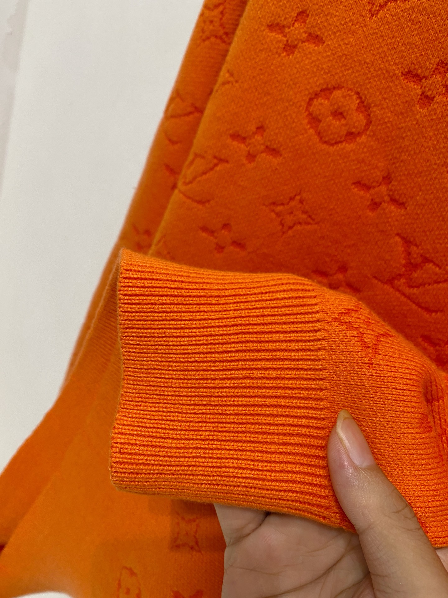 🌾 LV 2025新款 羊毛混纺 圆领 长袖 毛衣 羊毛衫 打底衫，高端版本！专柜定制面料 透气舒适度高