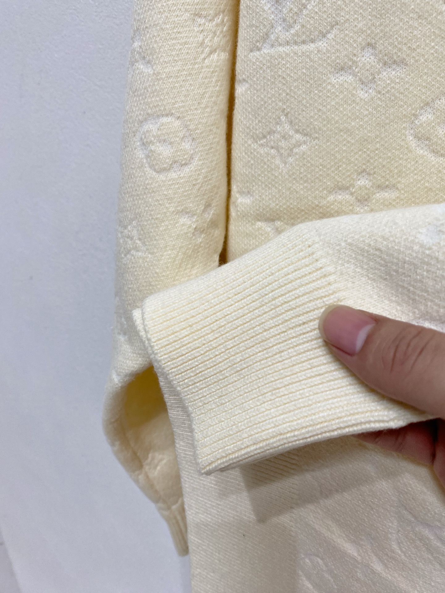 🌾 LV 2025新款 羊毛混纺 圆领 长袖 毛衣 羊毛衫 打底衫，高端版本！专柜定制面料 透气舒适度高