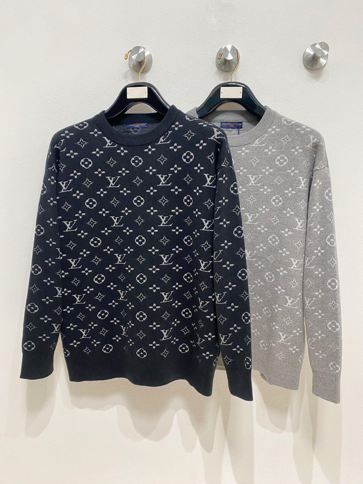 🌾 LV 2025新款 羊毛混纺 圆领 长袖 毛衣 羊毛衫 打底衫，高端版本！专柜定制面料 透气舒适度高