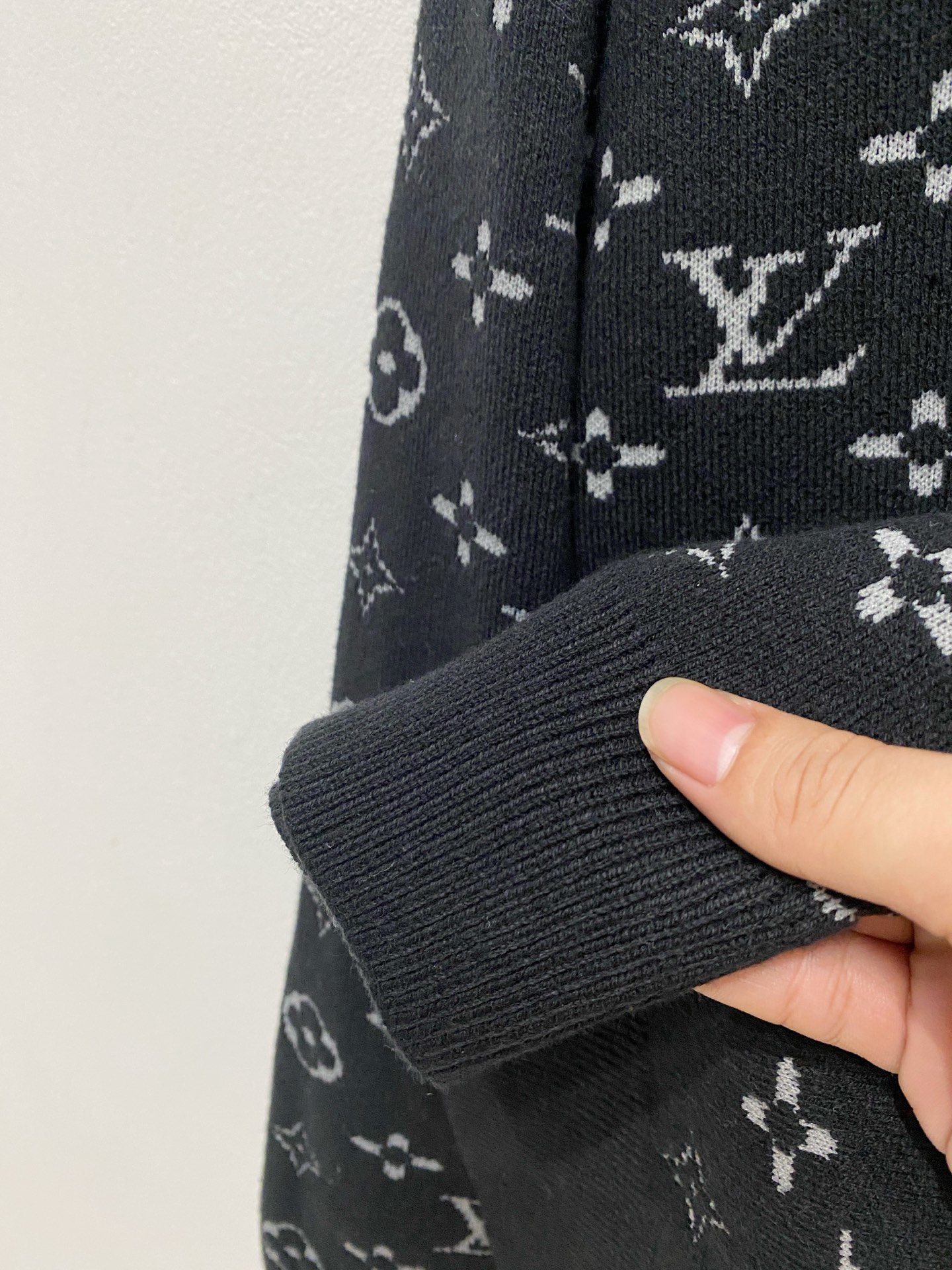 🌾 LV 2025新款 羊毛混纺 圆领 长袖 毛衣 羊毛衫 打底衫，高端版本！专柜定制面料 透气舒适度高