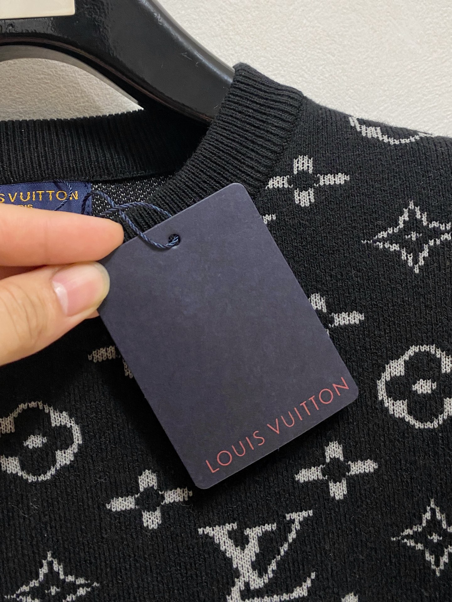 🌾 LV 2025新款 羊毛混纺 圆领 长袖 毛衣 羊毛衫 打底衫，高端版本！专柜定制面料 透气舒适度高