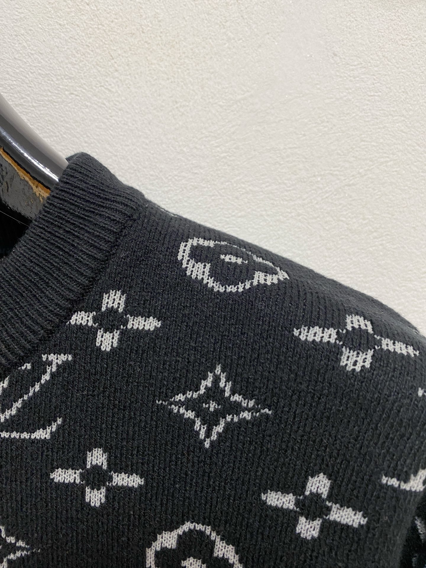 🌾 LV 2025新款 羊毛混纺 圆领 长袖 毛衣 羊毛衫 打底衫，高端版本！专柜定制面料 透气舒适度高