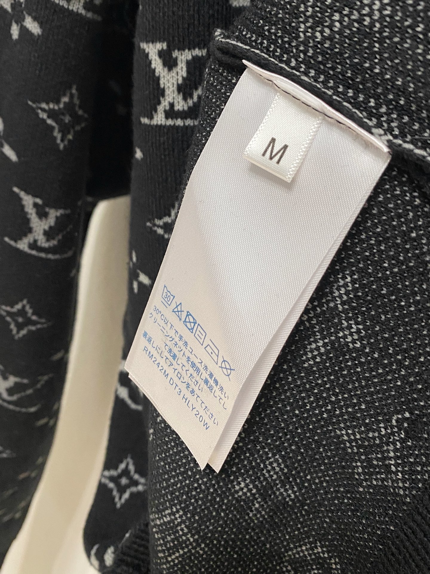 🌾 LV 2025新款 羊毛混纺 圆领 长袖 毛衣 羊毛衫 打底衫，高端版本！专柜定制面料 透气舒适度高