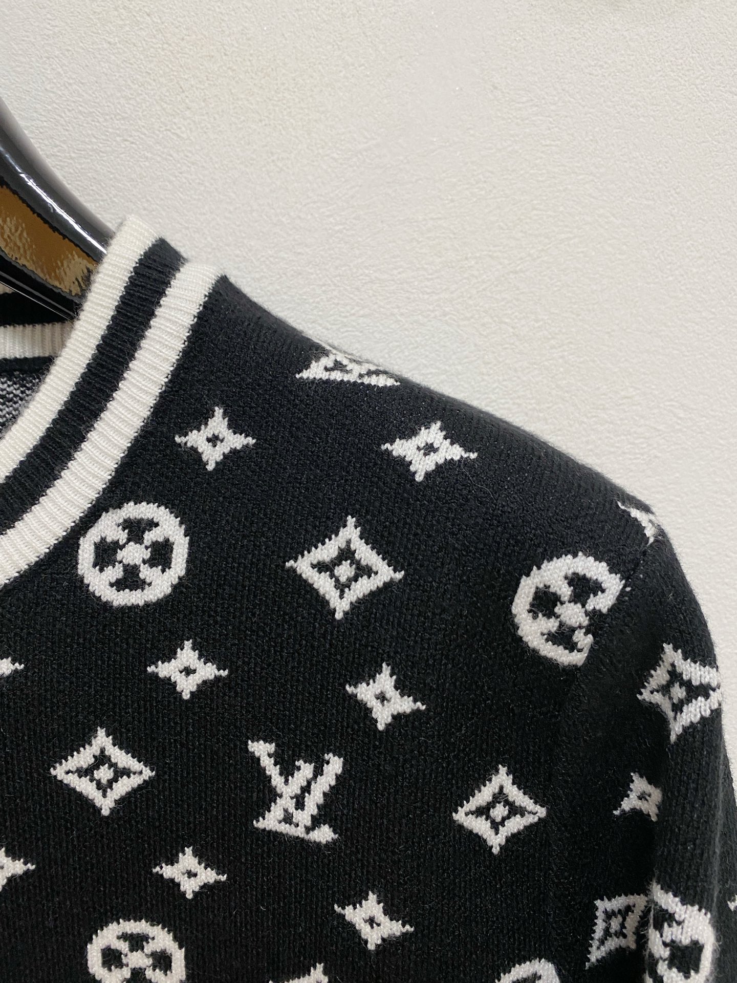 🌾 LV 2025新款 羊毛混纺 圆领 长袖 毛衣 羊毛衫 打底衫，高端版本！专柜定制面料 透气舒适度高