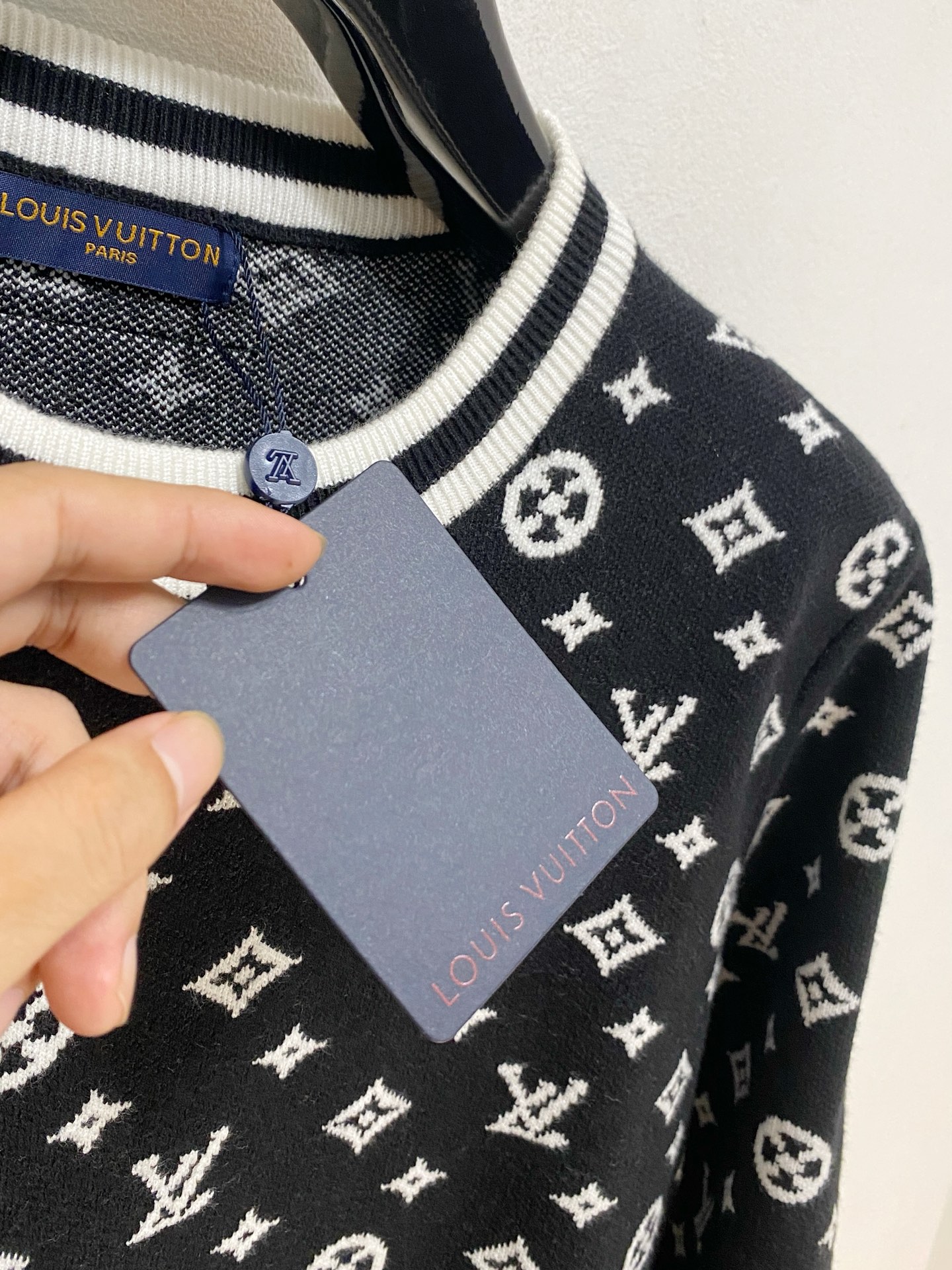 🌾 LV 2025新款 羊毛混纺 圆领 长袖 毛衣 羊毛衫 打底衫，高端版本！专柜定制面料 透气舒适度高