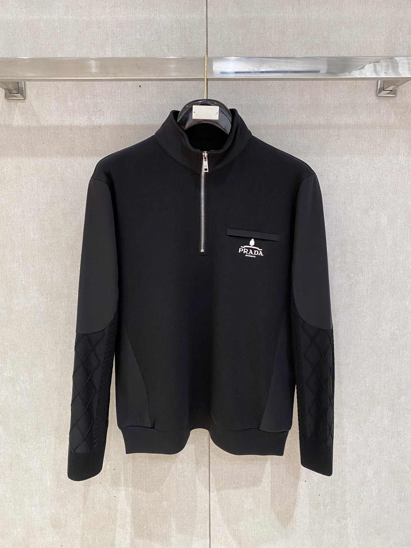 NO:538077,.Prada Autumn and Winter wool-blend pullover knit sweatshirts have a highlight, the logo letter buttons highlight the texture in details. The overall design is fashionable and gives a modern sense of tailoring. The neckline is slightly fitted to the neck, making the overall upper body look younger and more fashionable. The fabric is made of customer-supplied wool blend material, which is easy to care for. The surface has a wool texture. The upper body is comfortable and warm, and it looks high-end. It also has a very crisp feeling. Color Black White Size M-3XL Try it on 172-148. Wear L Slimness, prada, hoodie, sweatshirts, alexander wang19860909.普拉达 秋冬 羊毛混纺套头针织卫衣 的口袋设计 很有亮点,标志字母纽扣 细节上凸显质感 整体设计上身时尚而赋予现代气息感合体的剪裁,领口微微贴合颈部,让整体上身更显年轻时尚 , 面料采用客供定织羊毛混纺材质 有着易打理的特点 表面有着羊毛质感 上身舒适保暖 ,显高档的同时 又有很好挺括感 颜色 黑色 白色码数M-3XL 试穿172-148 穿L码修身感,,prada,hoodie,sweatshirts,alexander wang,Men's clothing