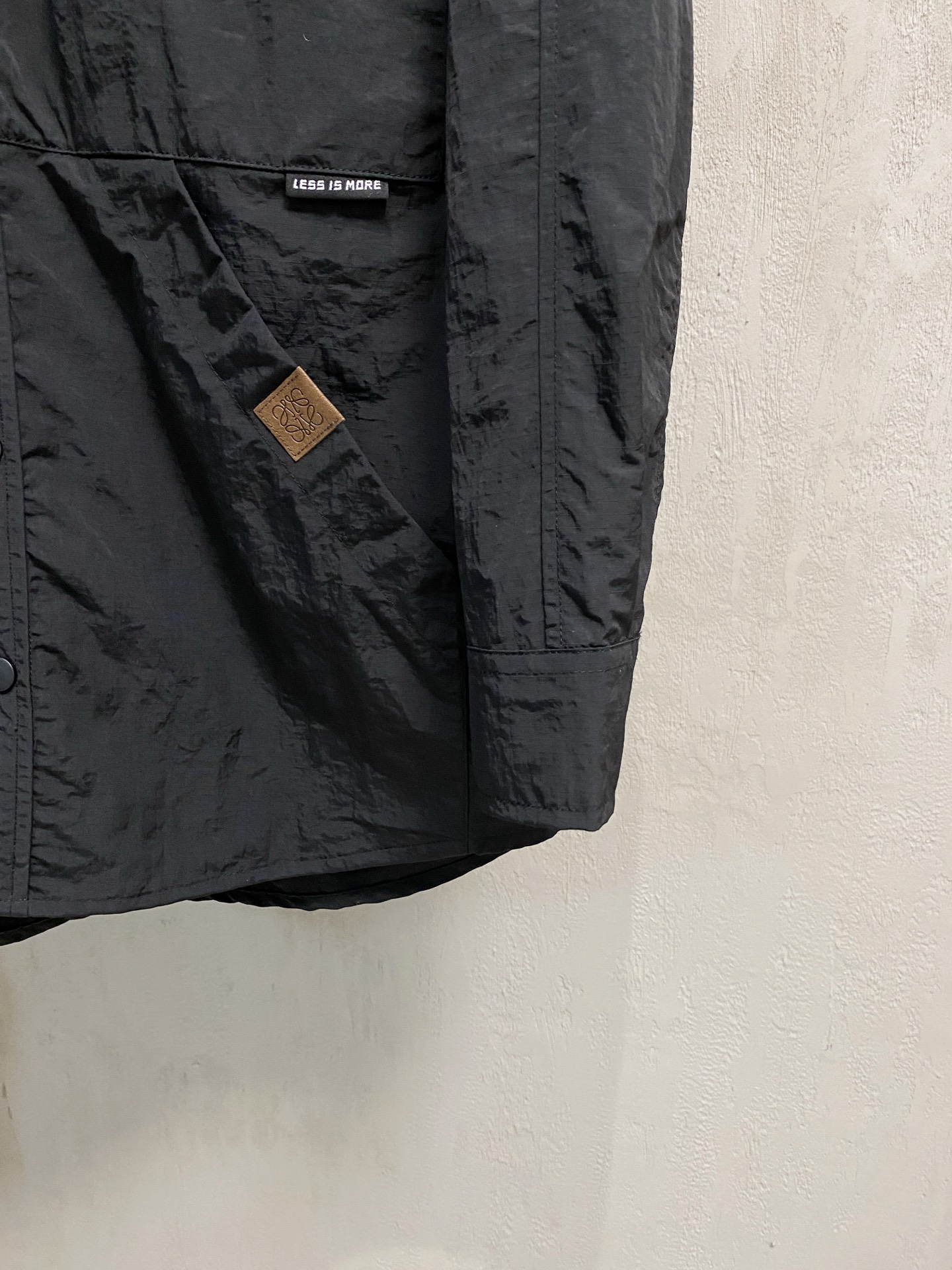 P罗意威25ss秋冬【新品】专柜最新品衬衫外套，复古气息促进时尚质感.采用正面纽扣设计 传统衣领 传统胸