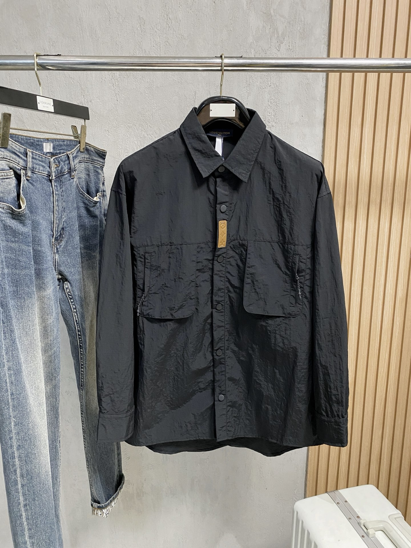 PLV 25ss秋冬【新品】专柜最新品衬衫外套，复古气息促进时尚质感.采用正面纽扣设计 传统衣领 传统胸