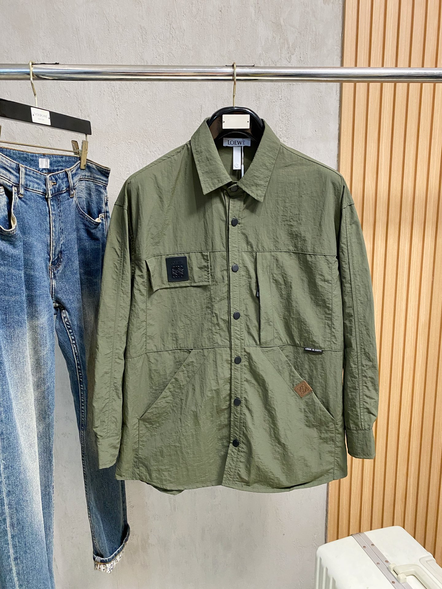 P罗意威25ss秋冬【新品】专柜最新品衬衫外套，复古气息促进时尚质感.采用正面纽扣设计 传统衣领 传统胸