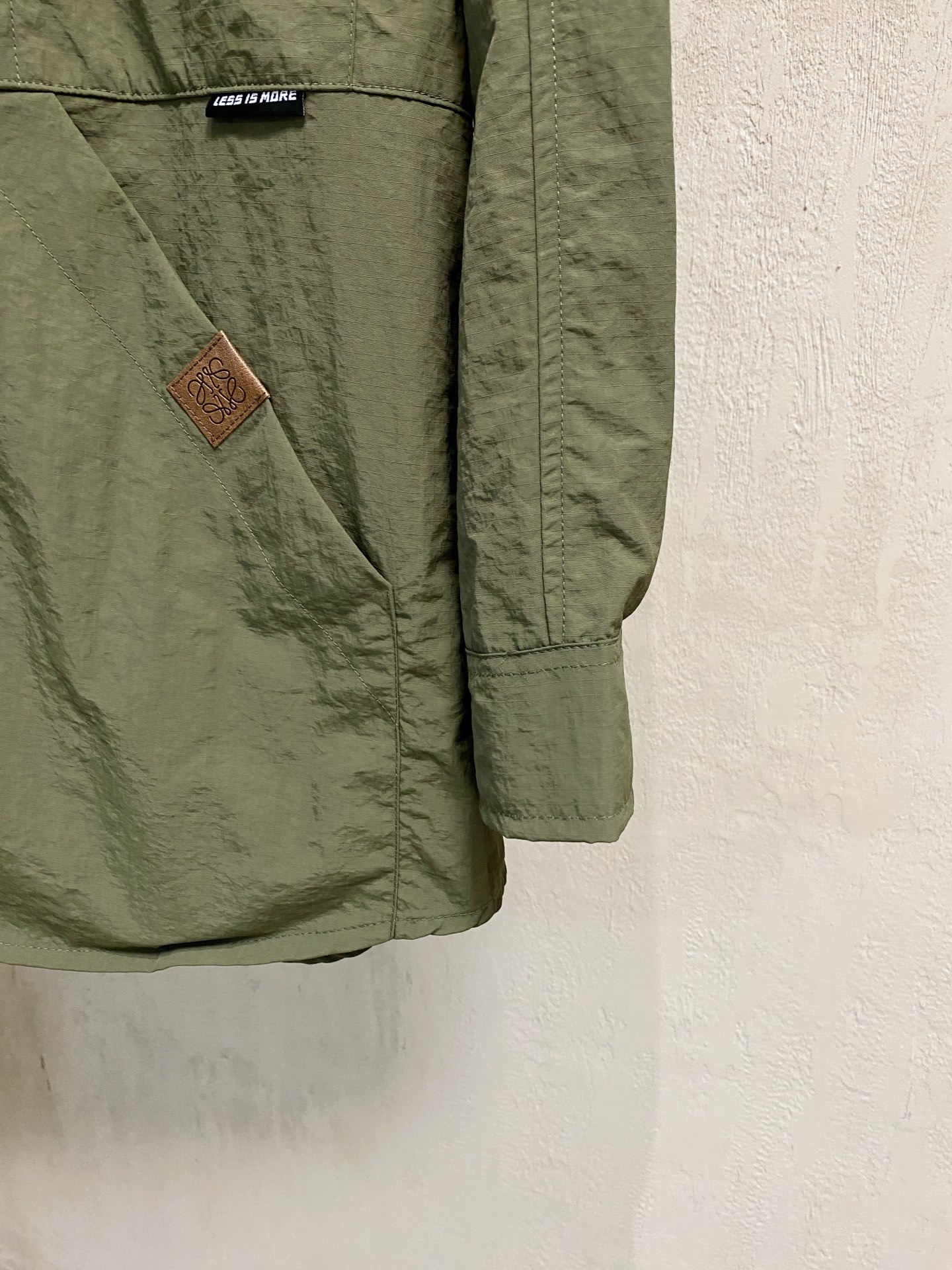 P罗意威25ss秋冬【新品】专柜最新品衬衫外套，复古气息促进时尚质感.采用正面纽扣设计 传统衣领 传统胸