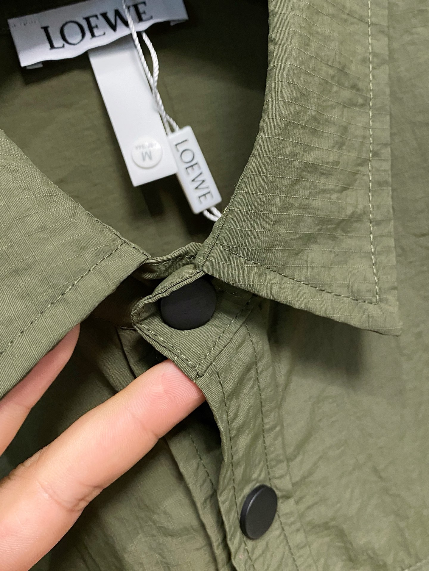 P罗意威25ss秋冬【新品】专柜最新品衬衫外套，复古气息促进时尚质感.采用正面纽扣设计 传统衣领 传统胸