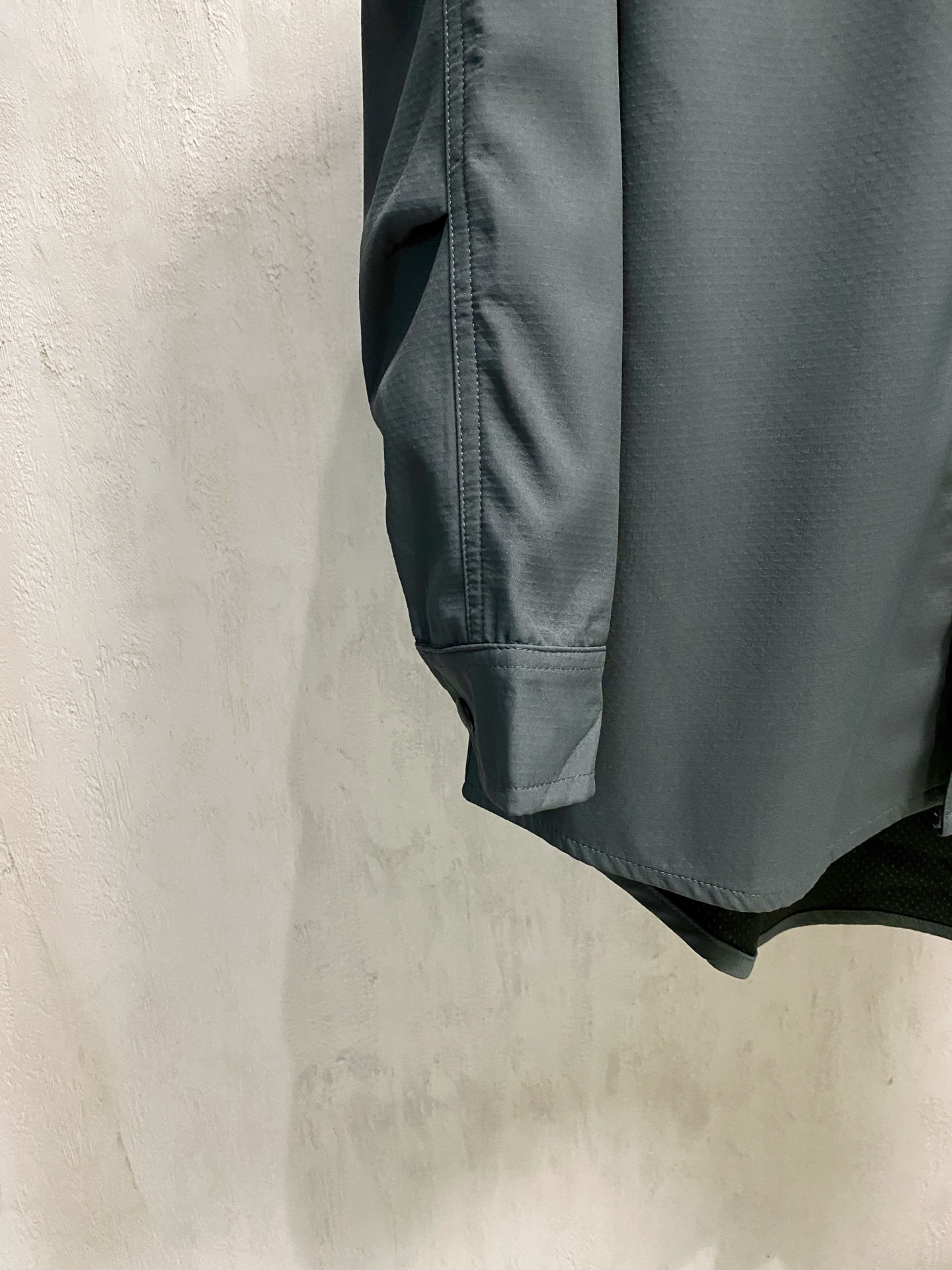 P迪奥25ss秋冬【新品】专柜最新品衬衫外套，复古气息促进时尚质感.采用正面纽扣设计 传统衣领 传统胸前