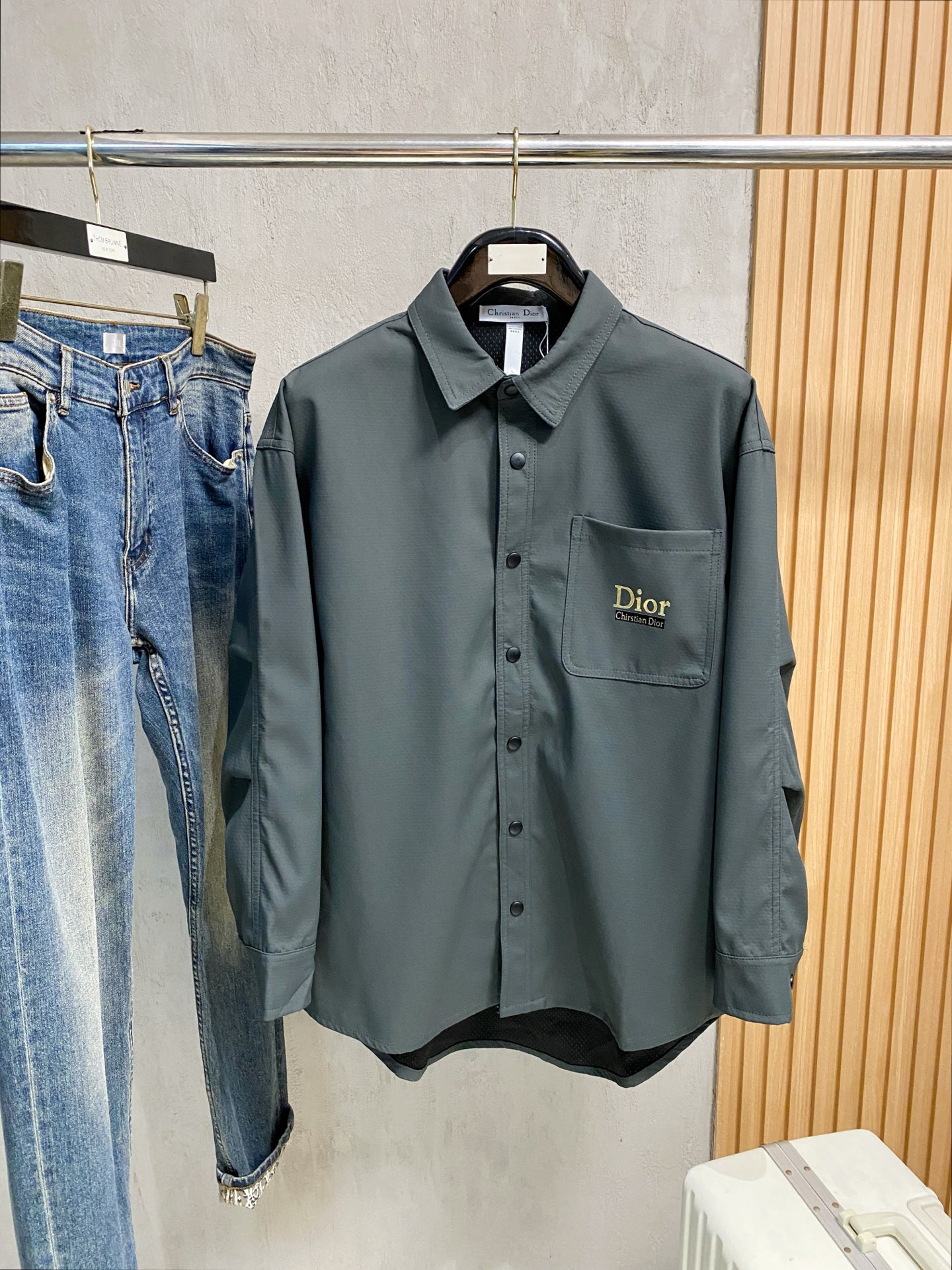 P迪奥25ss秋冬【新品】专柜最新品衬衫外套，复古气息促进时尚质感.采用正面纽扣设计 传统衣领 传统胸前