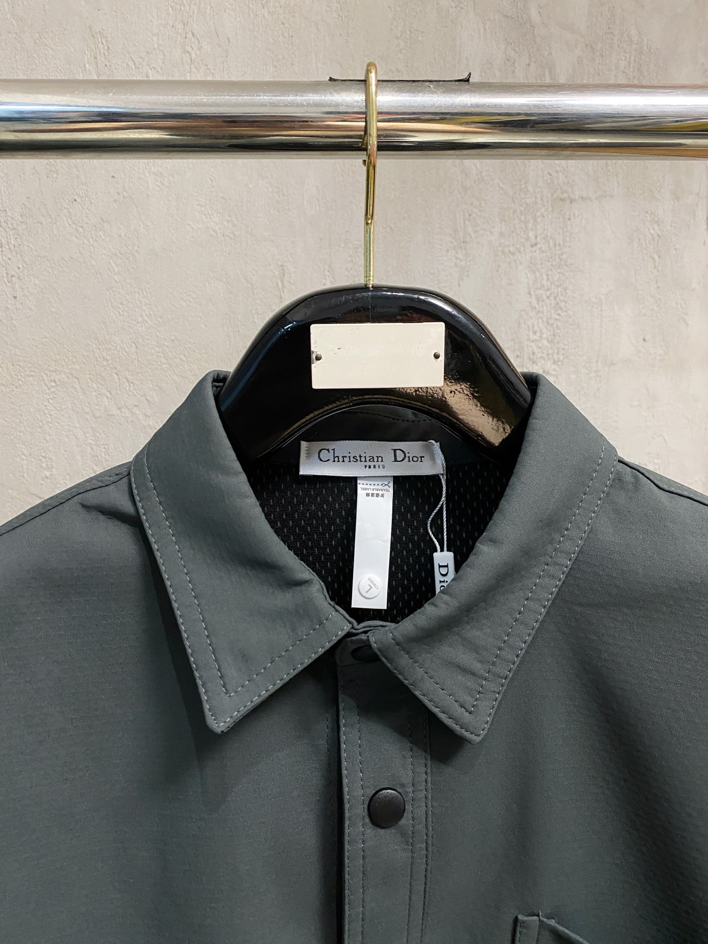 P迪奥25ss秋冬【新品】专柜最新品衬衫外套，复古气息促进时尚质感.采用正面纽扣设计 传统衣领 传统胸前