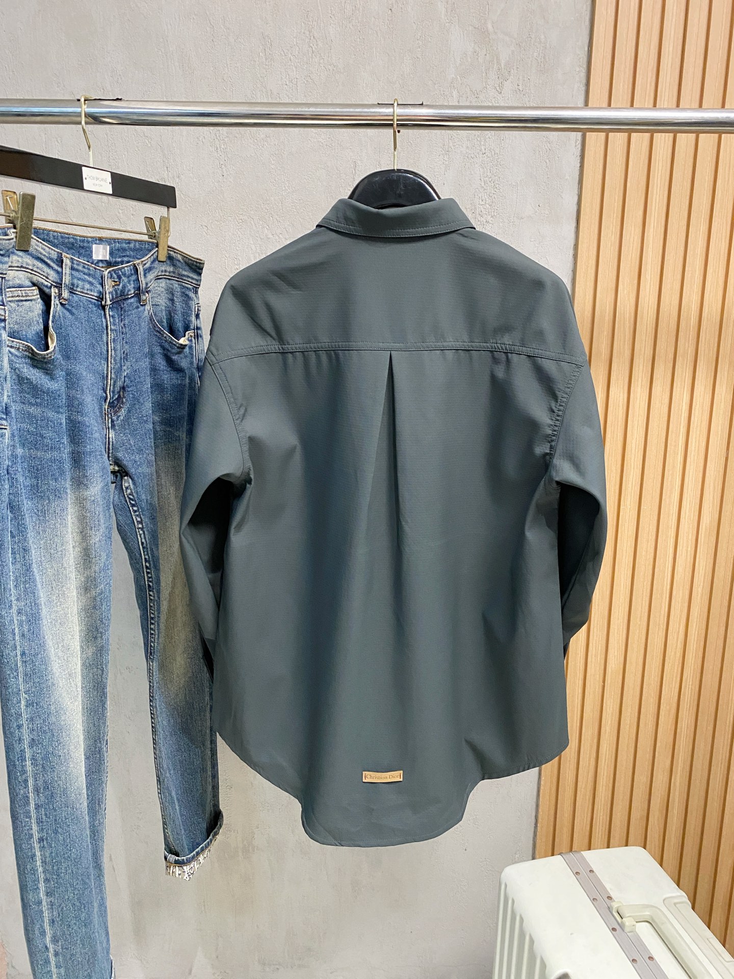P迪奥25ss秋冬【新品】专柜最新品衬衫外套，复古气息促进时尚质感.采用正面纽扣设计 传统衣领 传统胸前