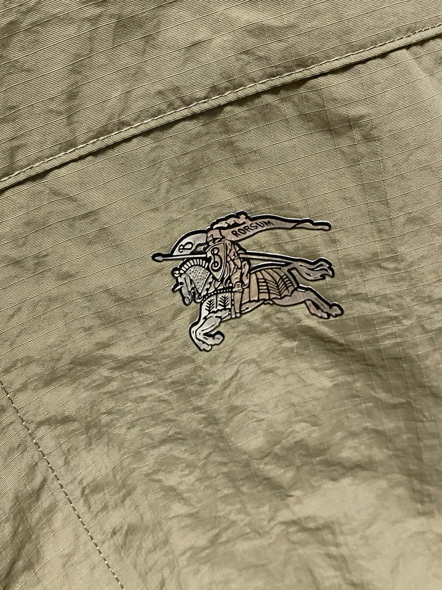 P巴宝莉25ss秋冬【新品】专柜最新品衬衫外套，复古气息促进时尚质感.采用正面纽扣设计 传统衣领 传统胸