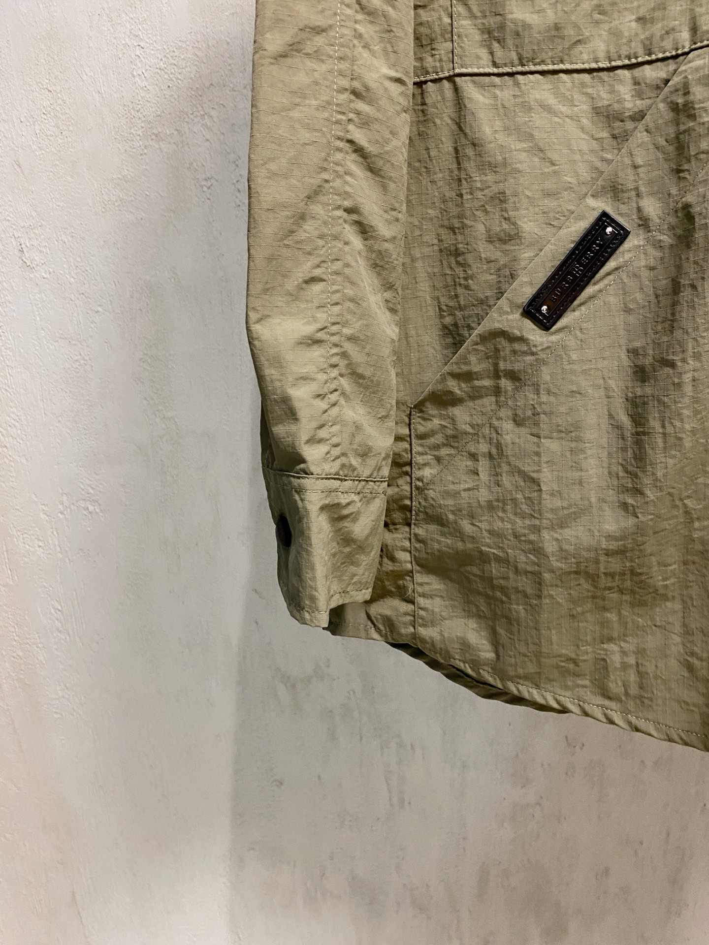 P巴宝莉25ss秋冬【新品】专柜最新品衬衫外套，复古气息促进时尚质感.采用正面纽扣设计 传统衣领 传统胸