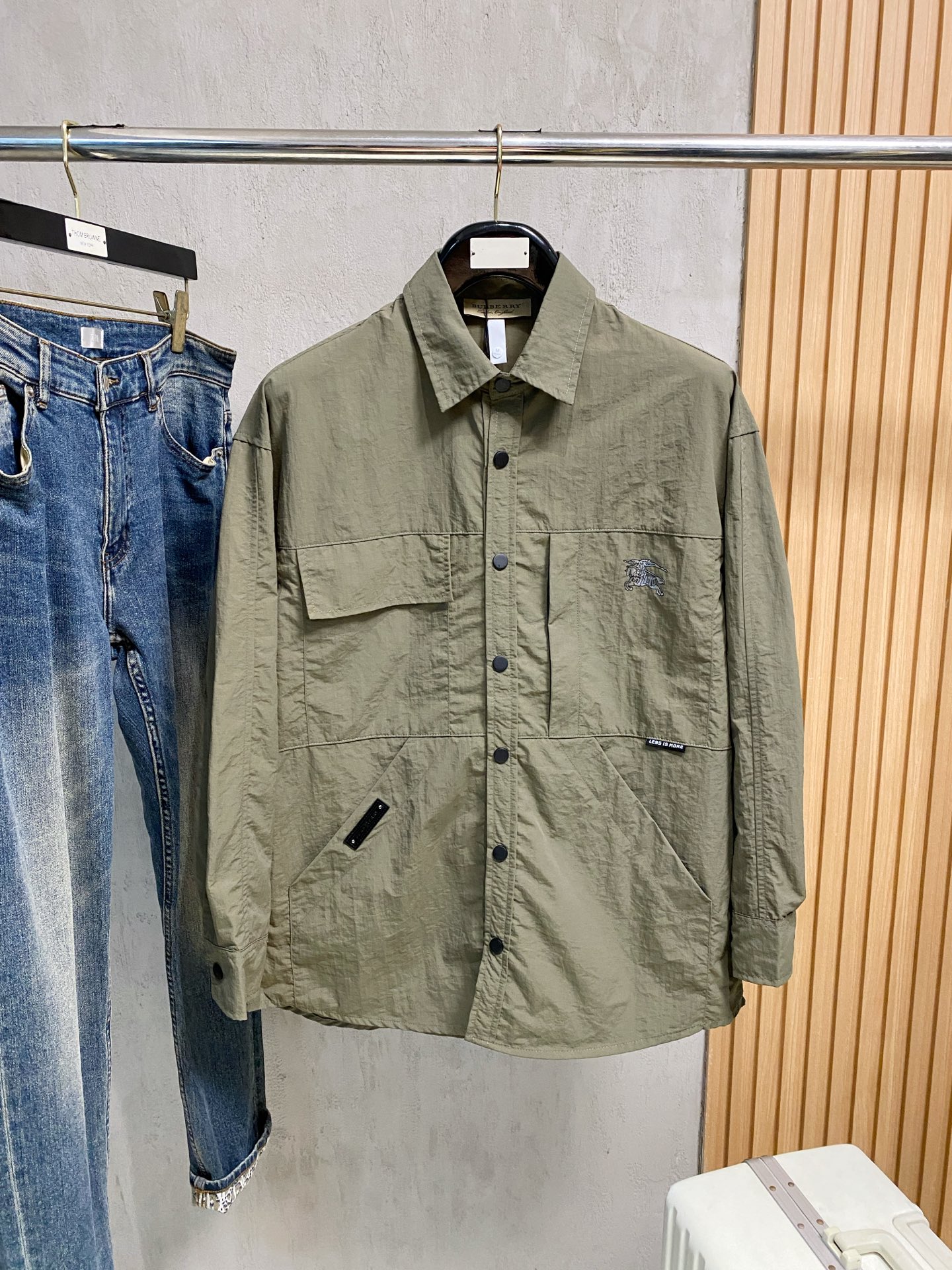 P巴宝莉25ss秋冬【新品】专柜最新品衬衫外套，复古气息促进时尚质感.采用正面纽扣设计 传统衣领 传统胸