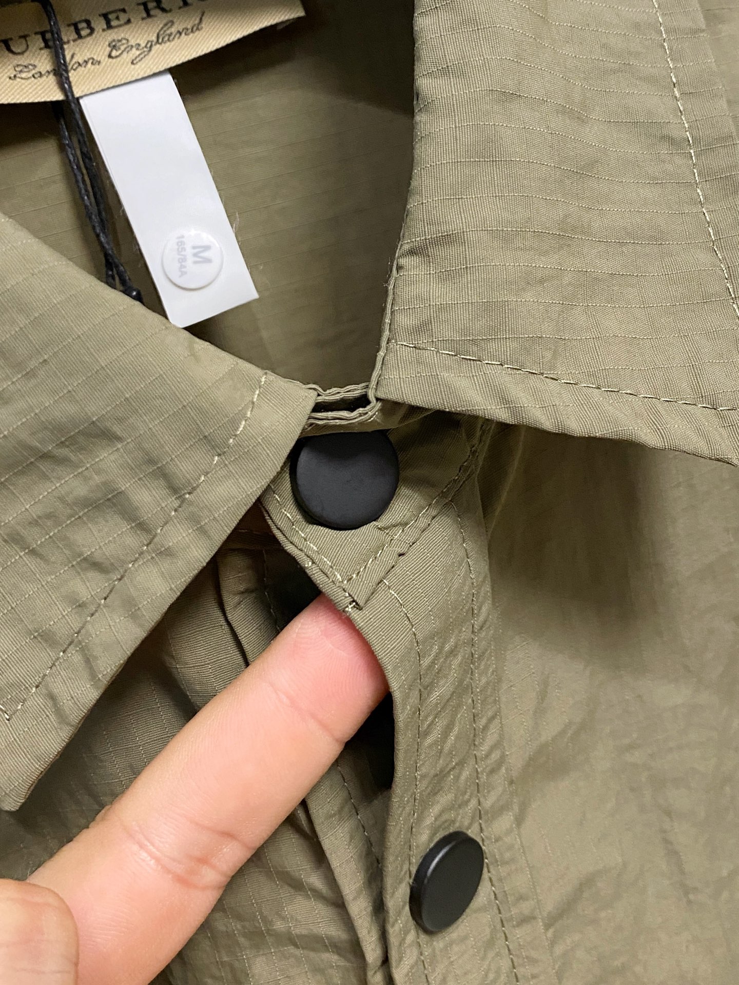 P巴宝莉25ss秋冬【新品】专柜最新品衬衫外套，复古气息促进时尚质感.采用正面纽扣设计 传统衣领 传统胸