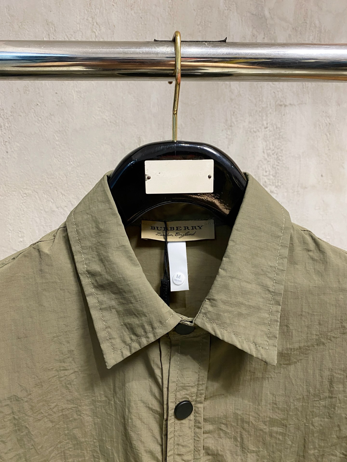 P巴宝莉25ss秋冬【新品】专柜最新品衬衫外套，复古气息促进时尚质感.采用正面纽扣设计 传统衣领 传统胸