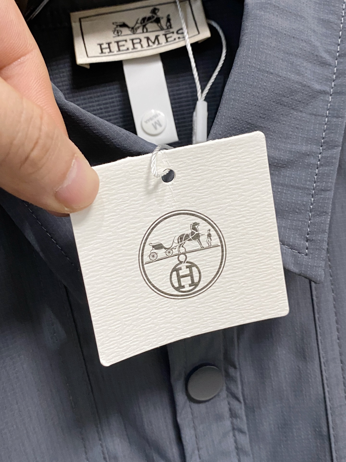 P爱马仕25ss秋冬【新品】专柜最新品衬衫外套，复古气息促进时尚质感.采用正面纽扣设计 传统衣领 传统胸