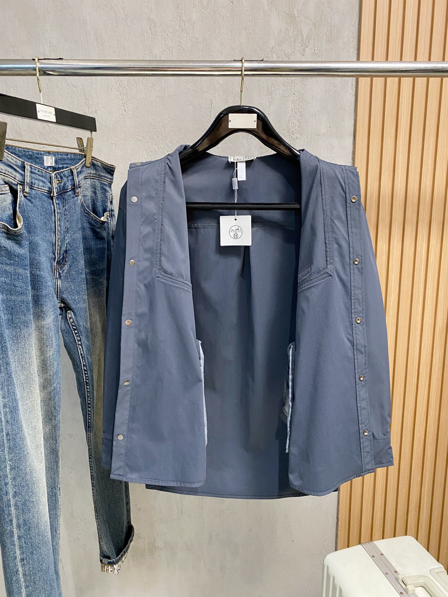 P爱马仕25ss秋冬【新品】专柜最新品衬衫外套，复古气息促进时尚质感.采用正面纽扣设计 传统衣领 传统胸