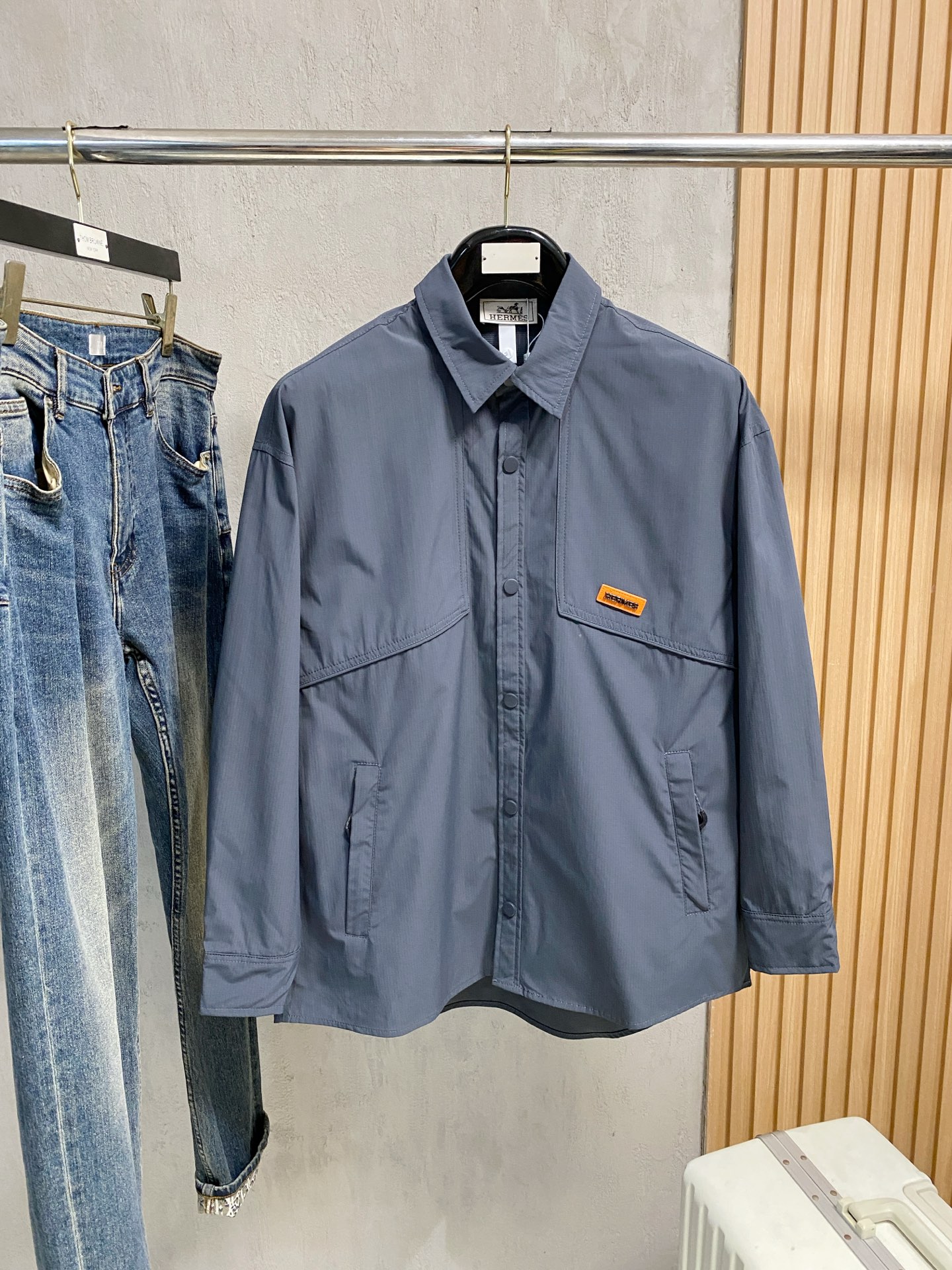 P爱马仕25ss秋冬【新品】专柜最新品衬衫外套，复古气息促进时尚质感.采用正面纽扣设计 传统衣领 传统胸