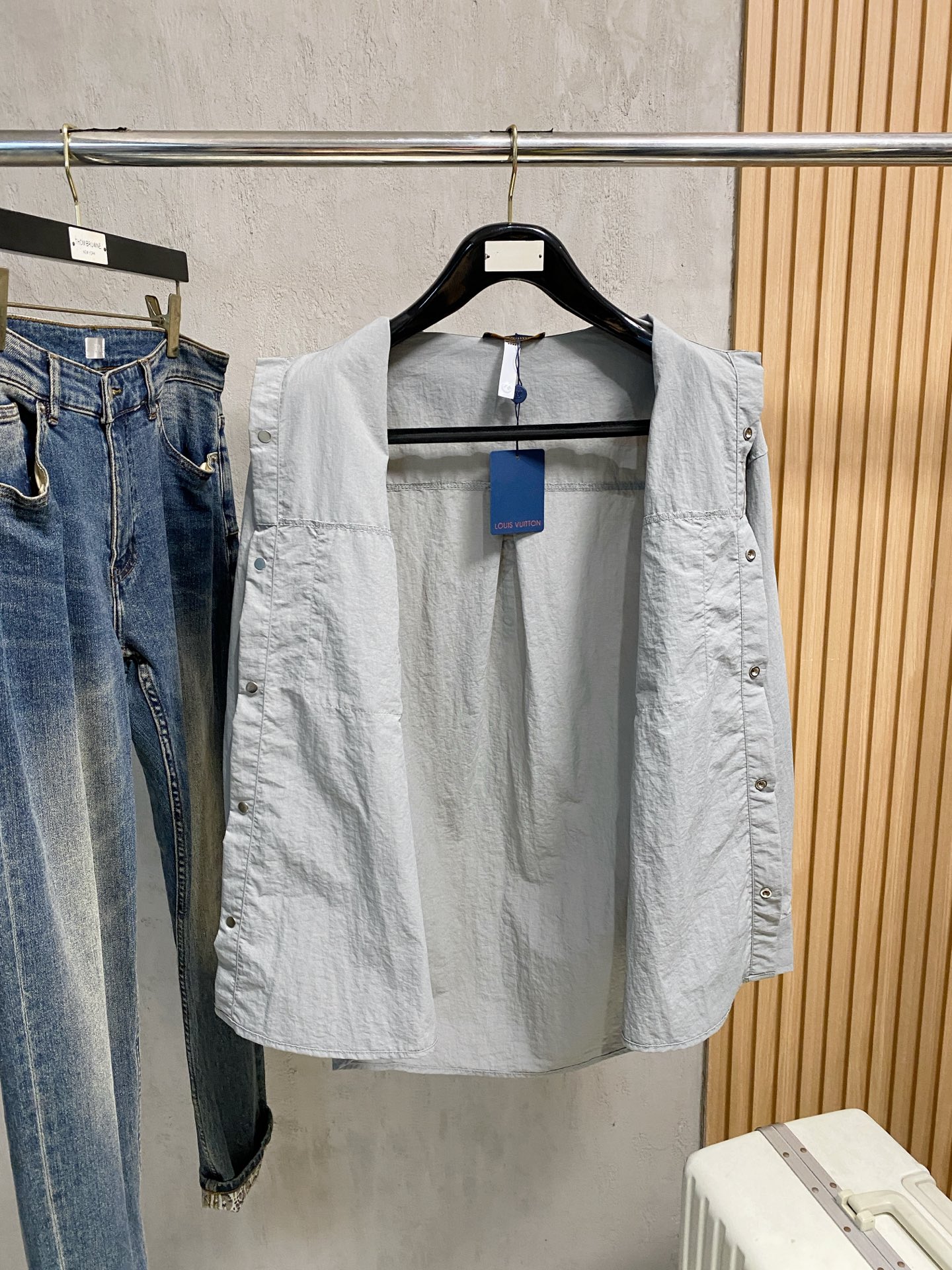 PLV 25ss秋冬【新品】专柜最新品衬衫外套，复古气息促进时尚质感.采用正面纽扣设计 传统衣领 传统胸