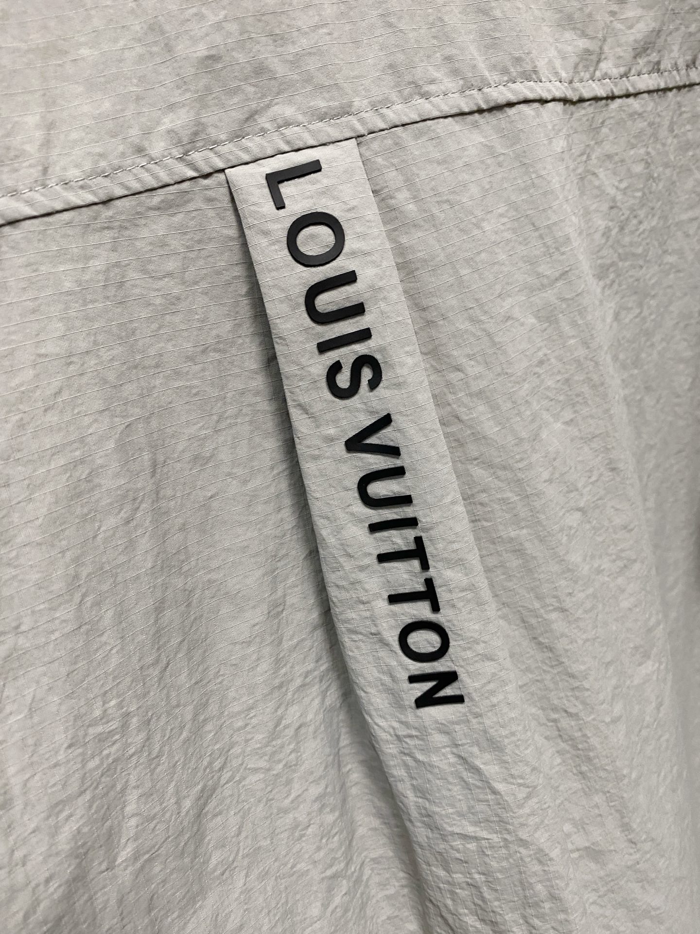 PLV 25ss秋冬【新品】专柜最新品衬衫外套，复古气息促进时尚质感.采用正面纽扣设计 传统衣领 传统胸
