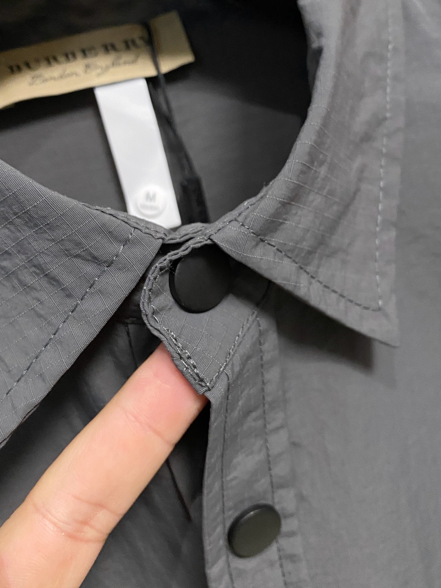 P巴宝莉25ss秋冬【新品】专柜最新品衬衫外套，复古气息促进时尚质感.采用正面纽扣设计 传统衣领 传统胸