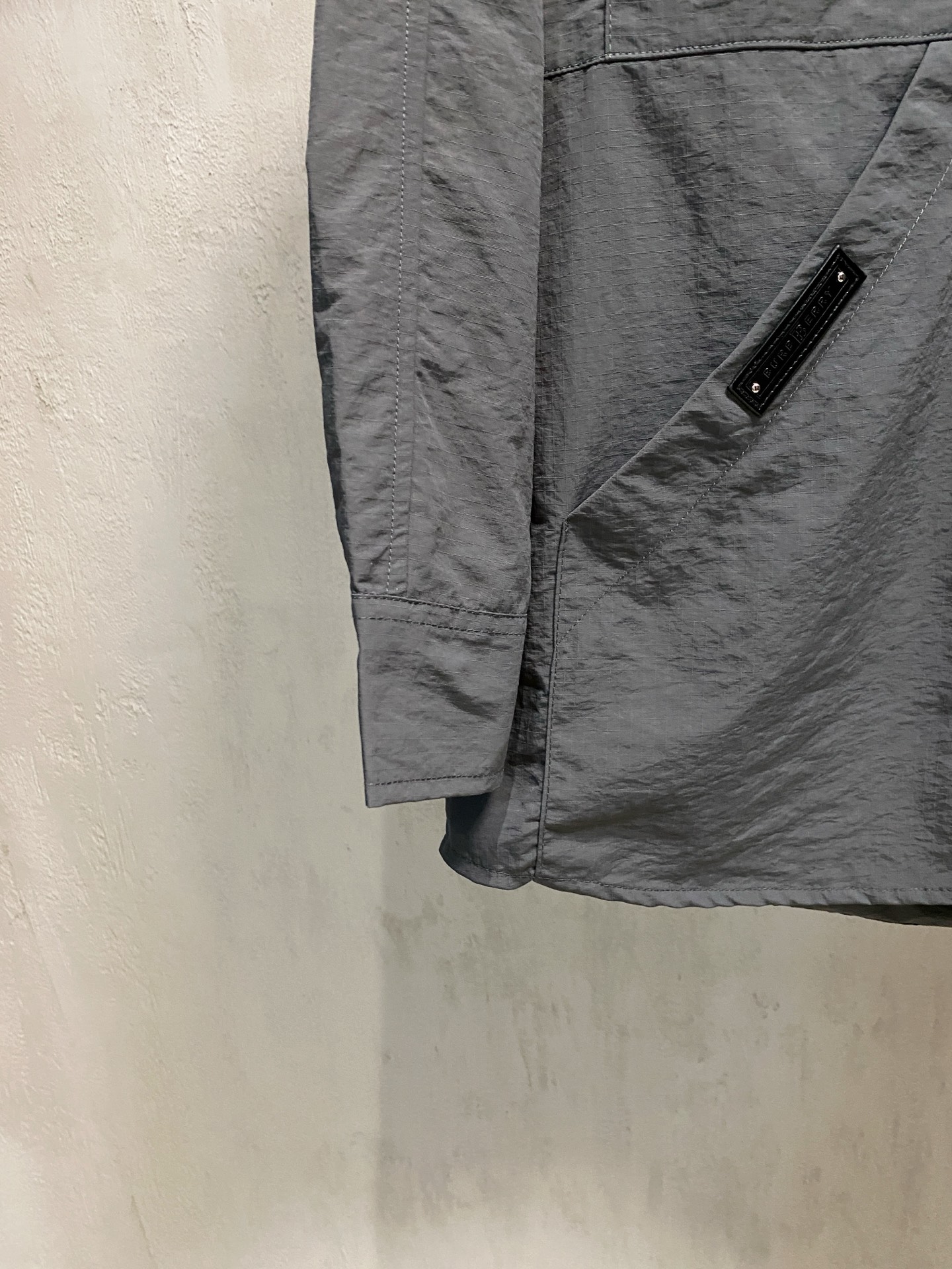 P巴宝莉25ss秋冬【新品】专柜最新品衬衫外套，复古气息促进时尚质感.采用正面纽扣设计 传统衣领 传统胸