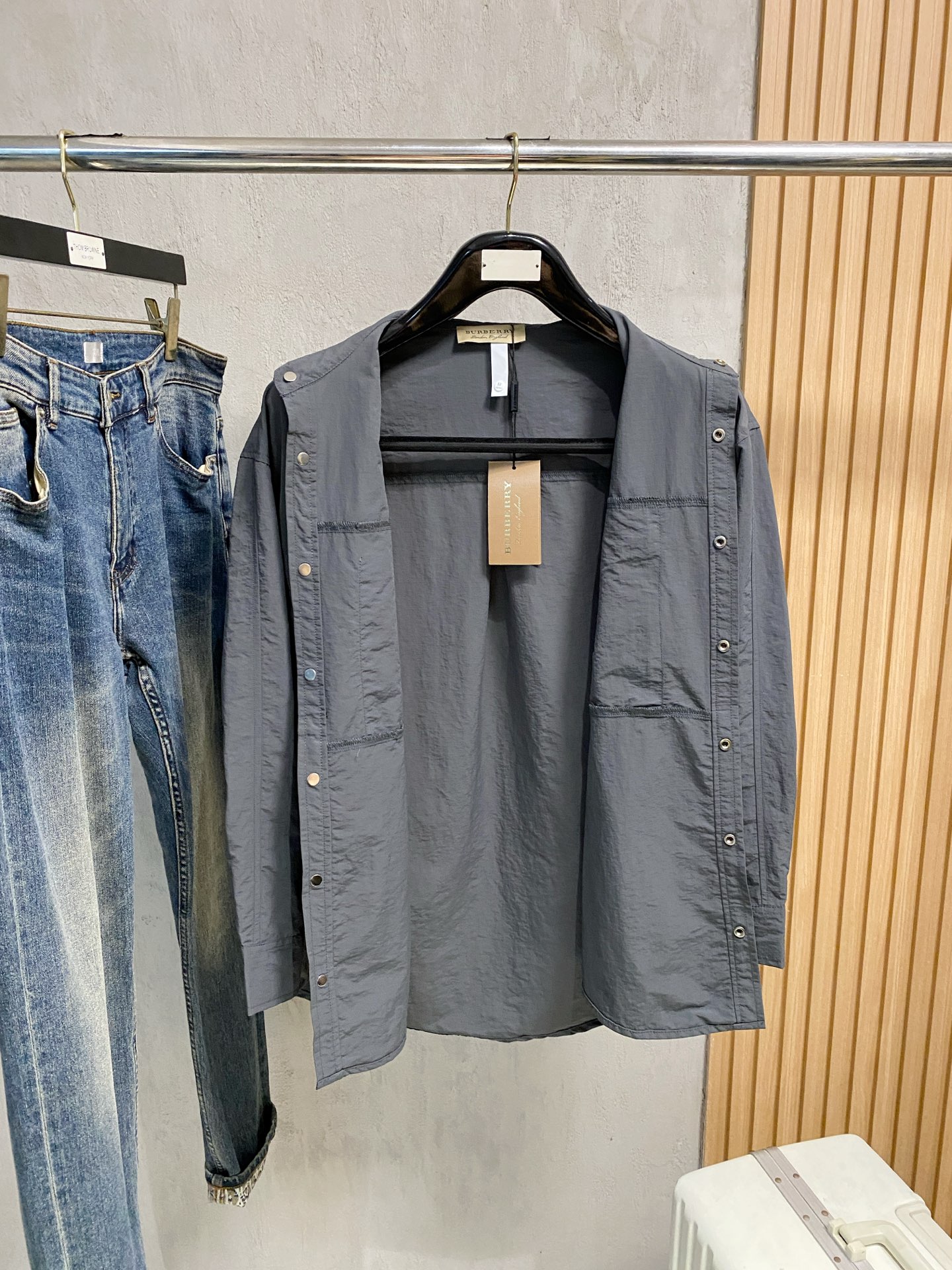 P巴宝莉25ss秋冬【新品】专柜最新品衬衫外套，复古气息促进时尚质感.采用正面纽扣设计 传统衣领 传统胸