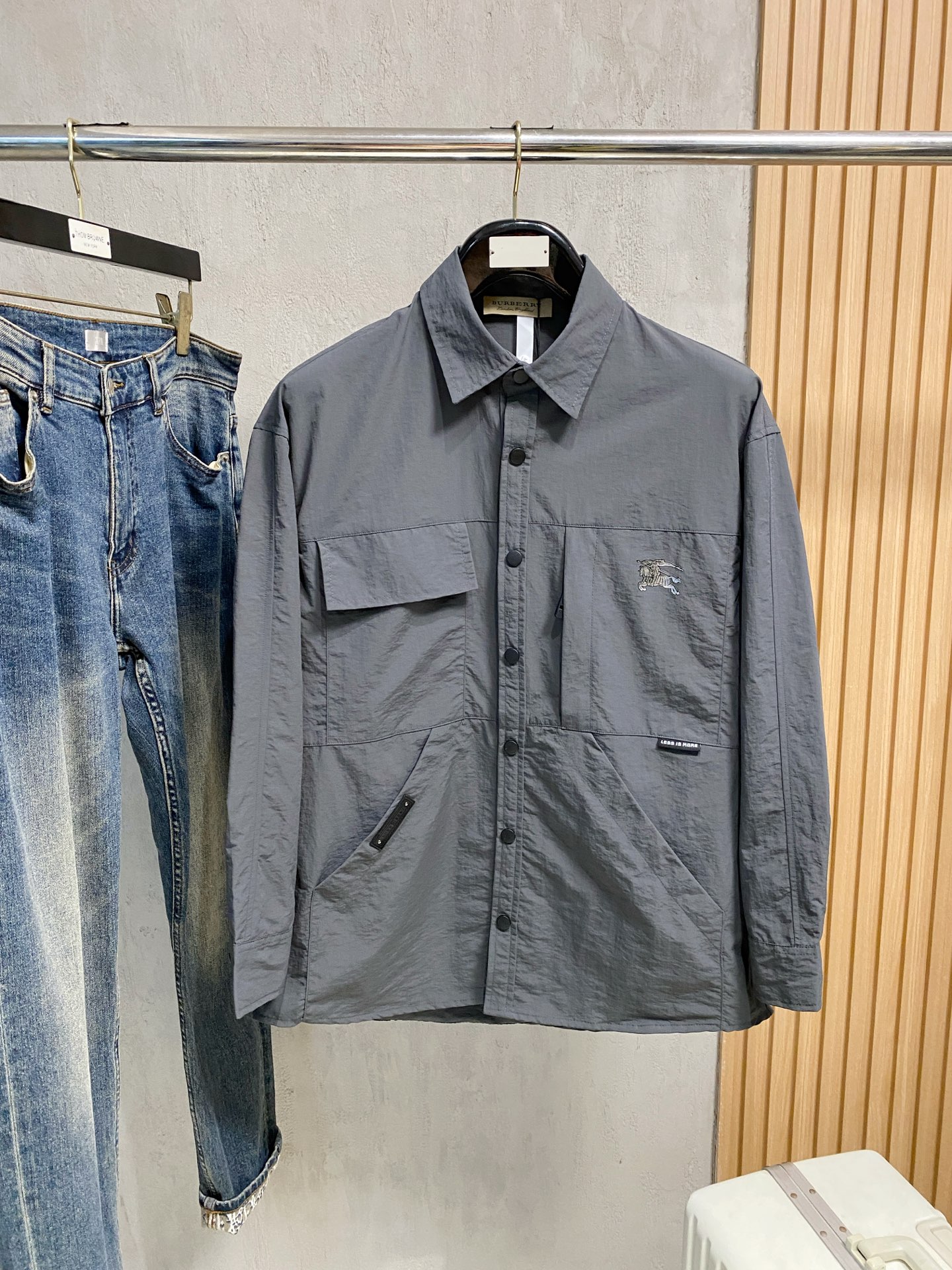 P巴宝莉25ss秋冬【新品】专柜最新品衬衫外套，复古气息促进时尚质感.采用正面纽扣设计 传统衣领 传统胸
