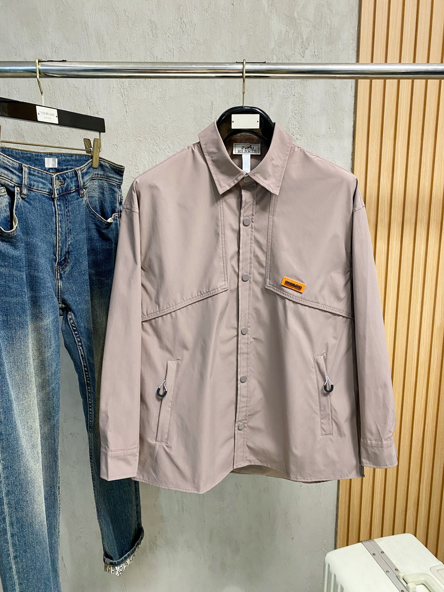 P爱马仕25ss秋冬【新品】专柜最新品衬衫外套，复古气息促进时尚质感.采用正面纽扣设计 传统衣领 传统胸