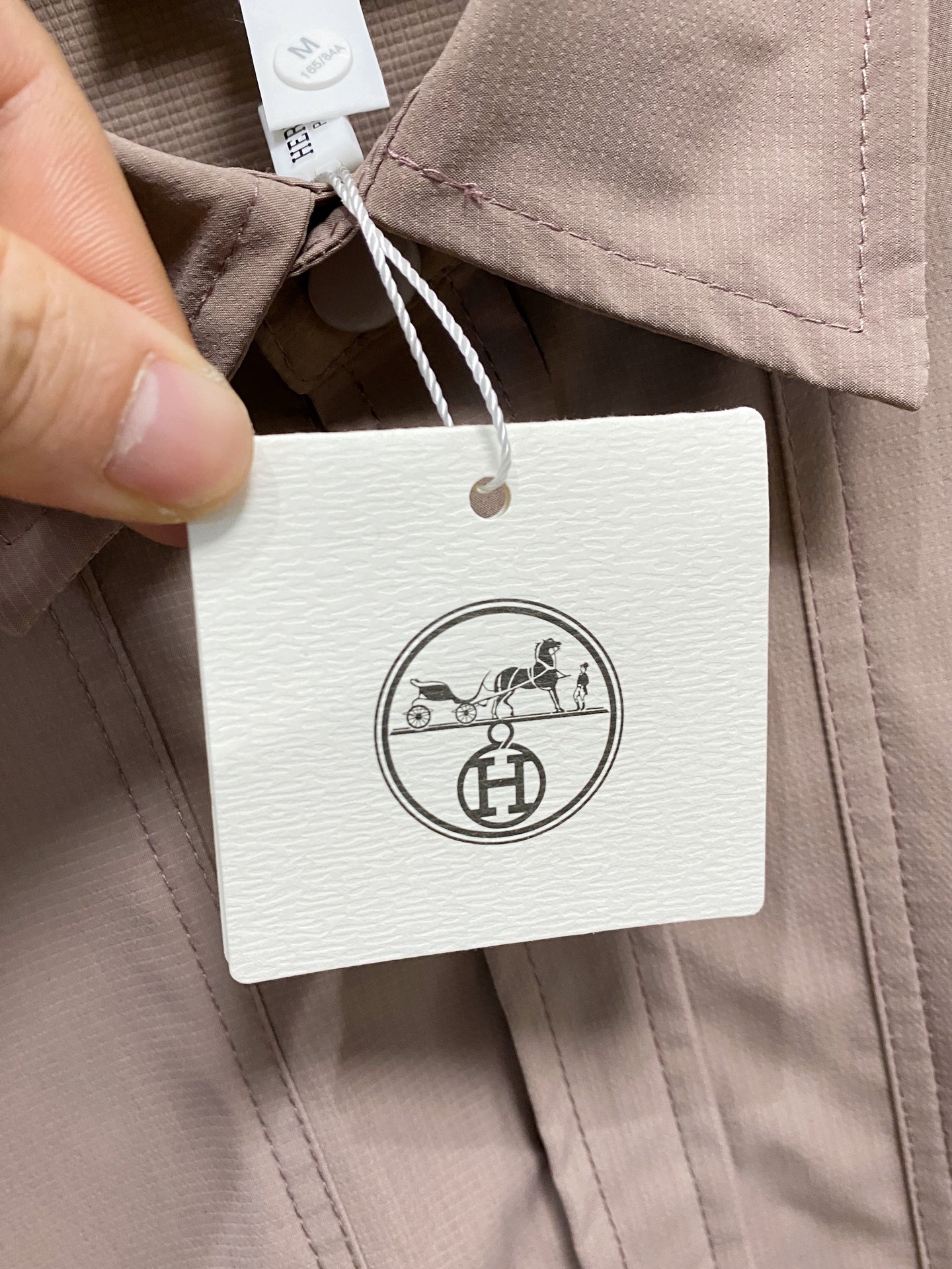 P爱马仕25ss秋冬【新品】专柜最新品衬衫外套，复古气息促进时尚质感.采用正面纽扣设计 传统衣领 传统胸