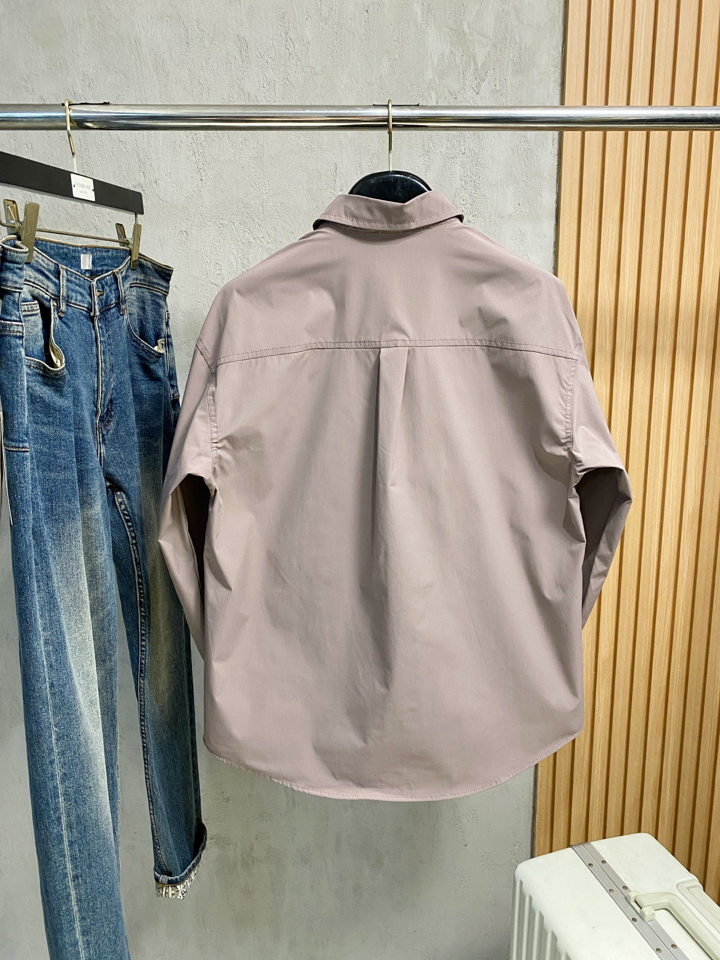 P爱马仕25ss秋冬【新品】专柜最新品衬衫外套，复古气息促进时尚质感.采用正面纽扣设计 传统衣领 传统胸