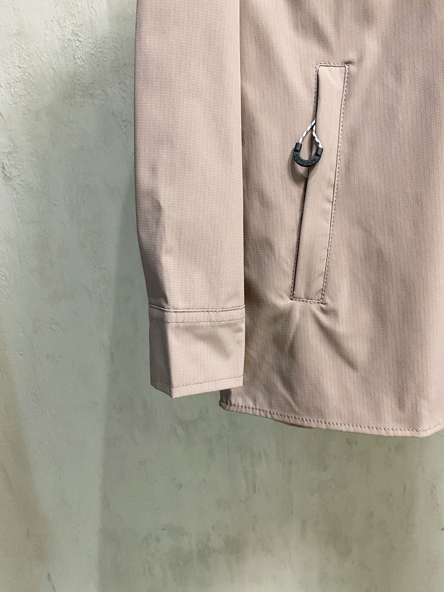 P爱马仕25ss秋冬【新品】专柜最新品衬衫外套，复古气息促进时尚质感.采用正面纽扣设计 传统衣领 传统胸