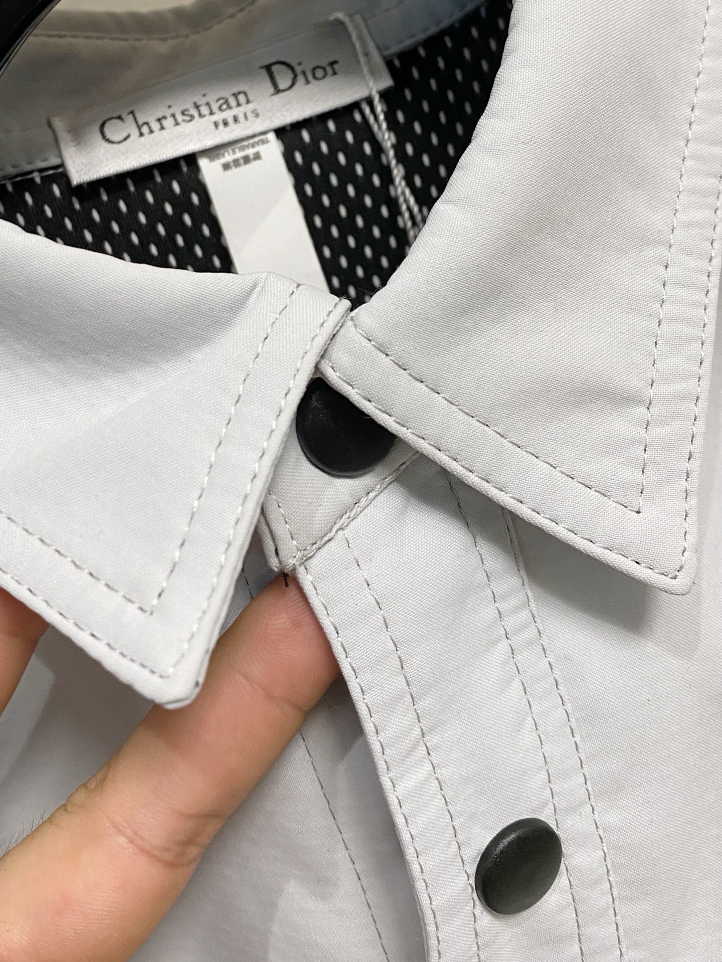 P迪奥25ss秋冬【新品】专柜最新品衬衫外套，复古气息促进时尚质感.采用正面纽扣设计 传统衣领 传统胸前