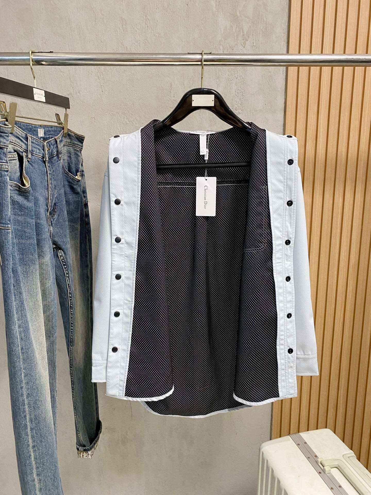 P迪奥25ss秋冬【新品】专柜最新品衬衫外套，复古气息促进时尚质感.采用正面纽扣设计 传统衣领 传统胸前